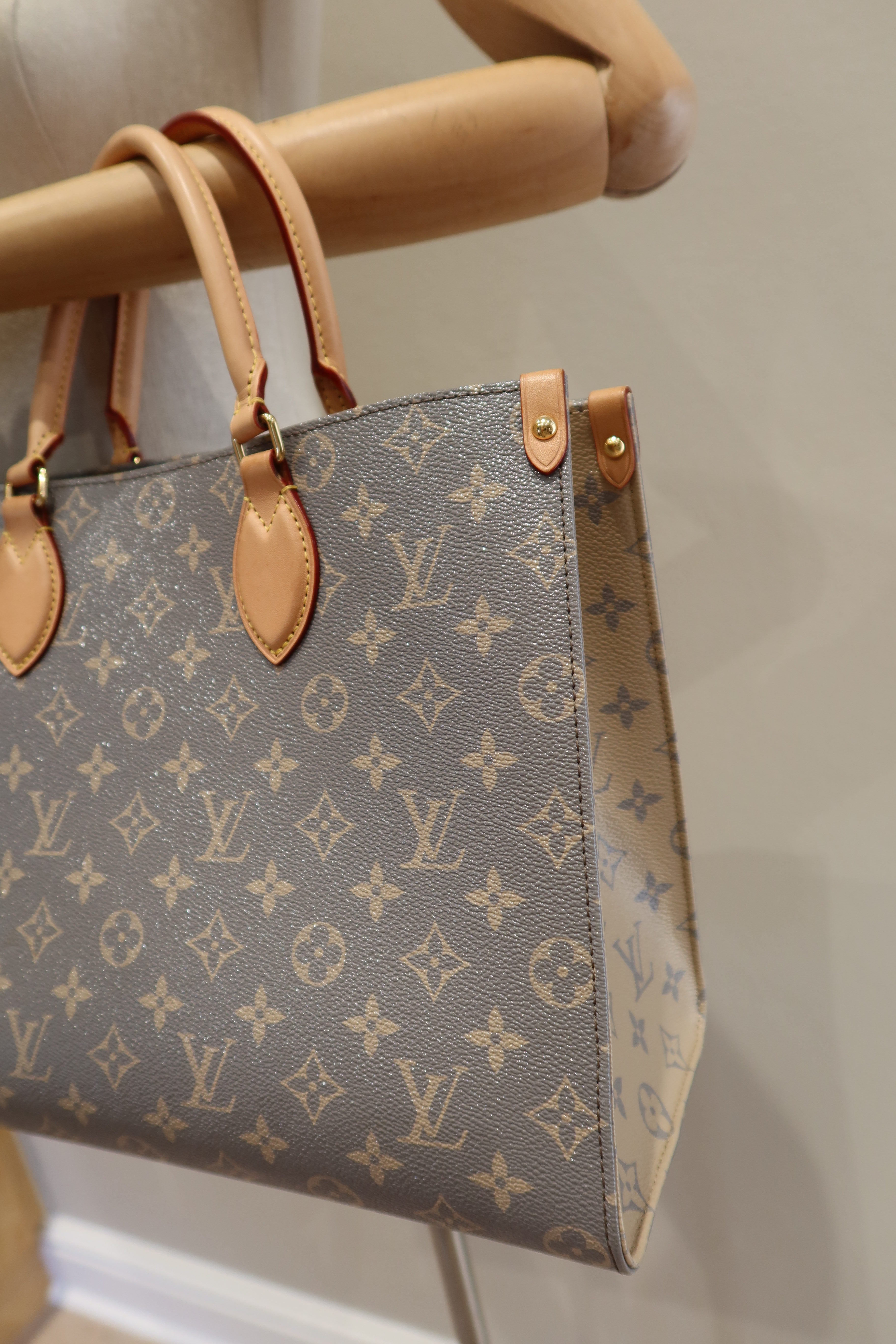 Louis Vuitton OnTheGo MM