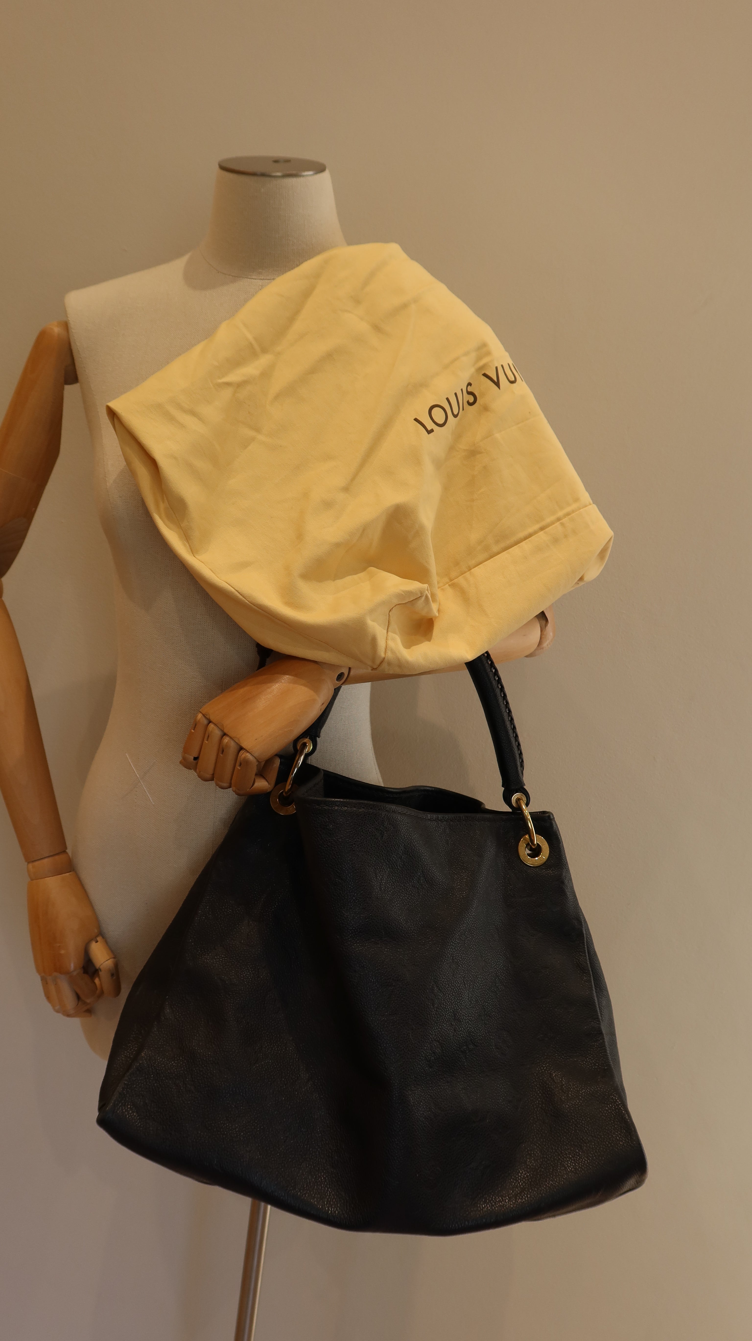 Louis Vuitton Artsy MM Bag