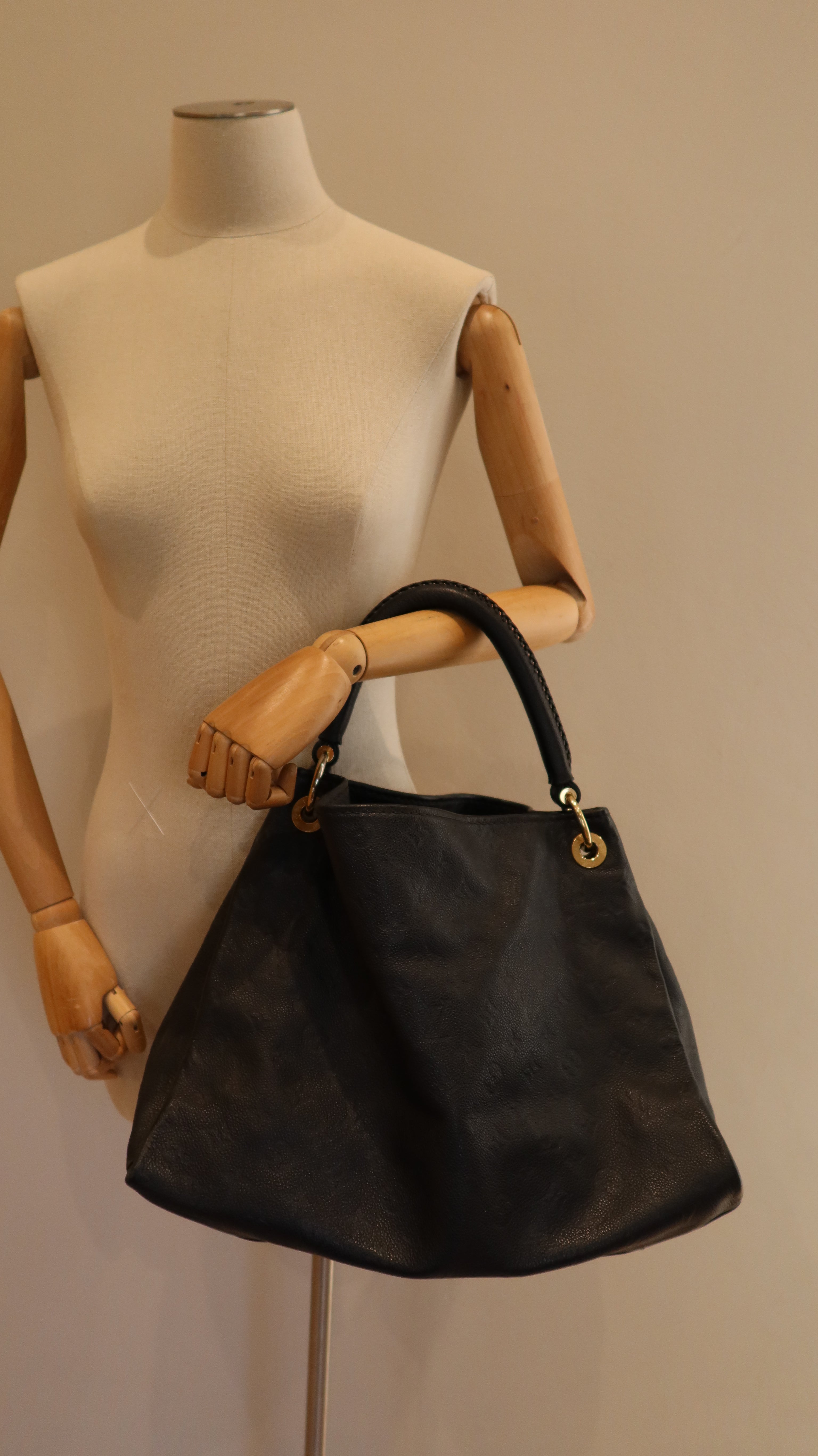 Louis Vuitton Artsy MM Bag