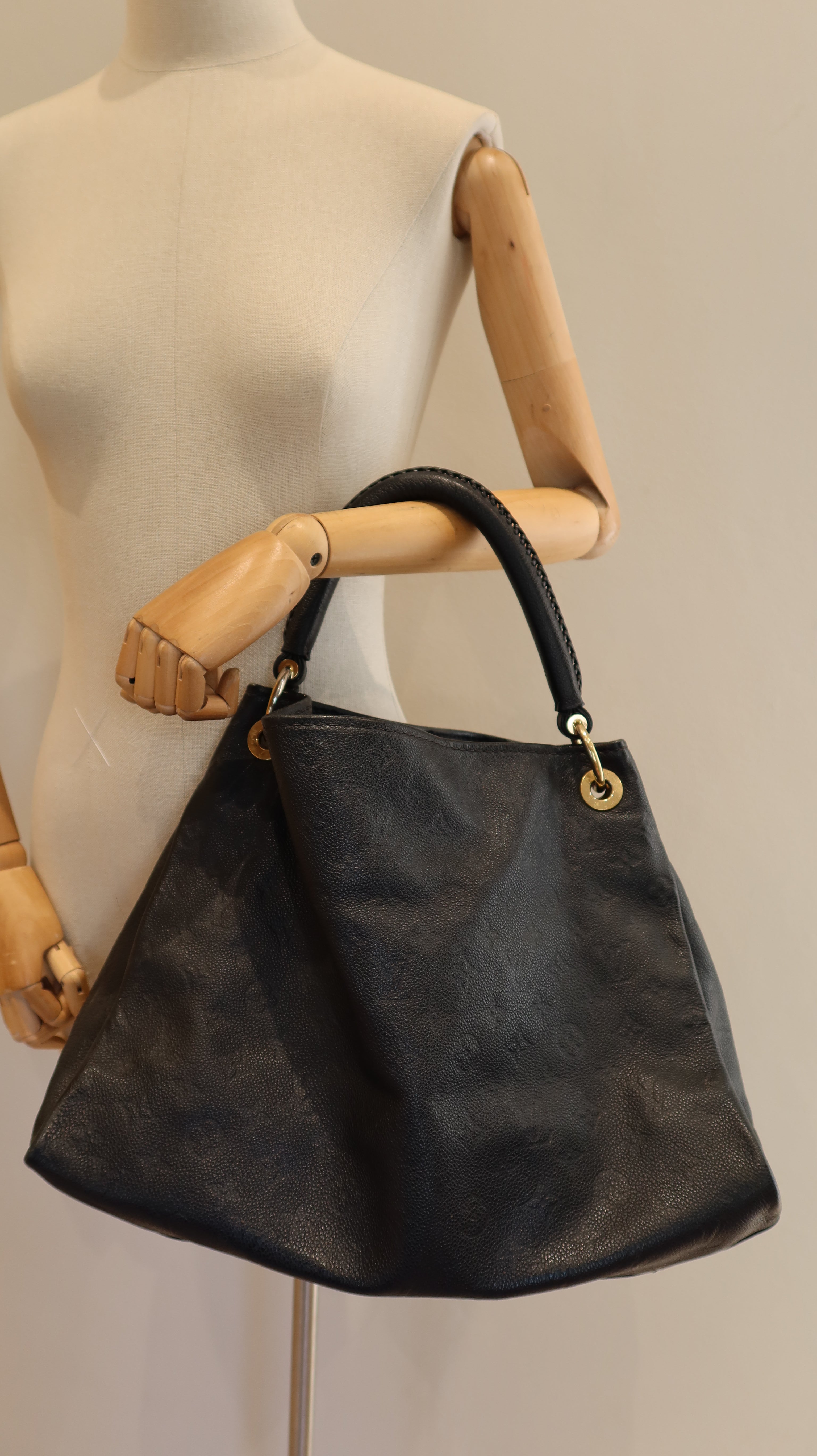 Louis Vuitton Artsy MM Bag
