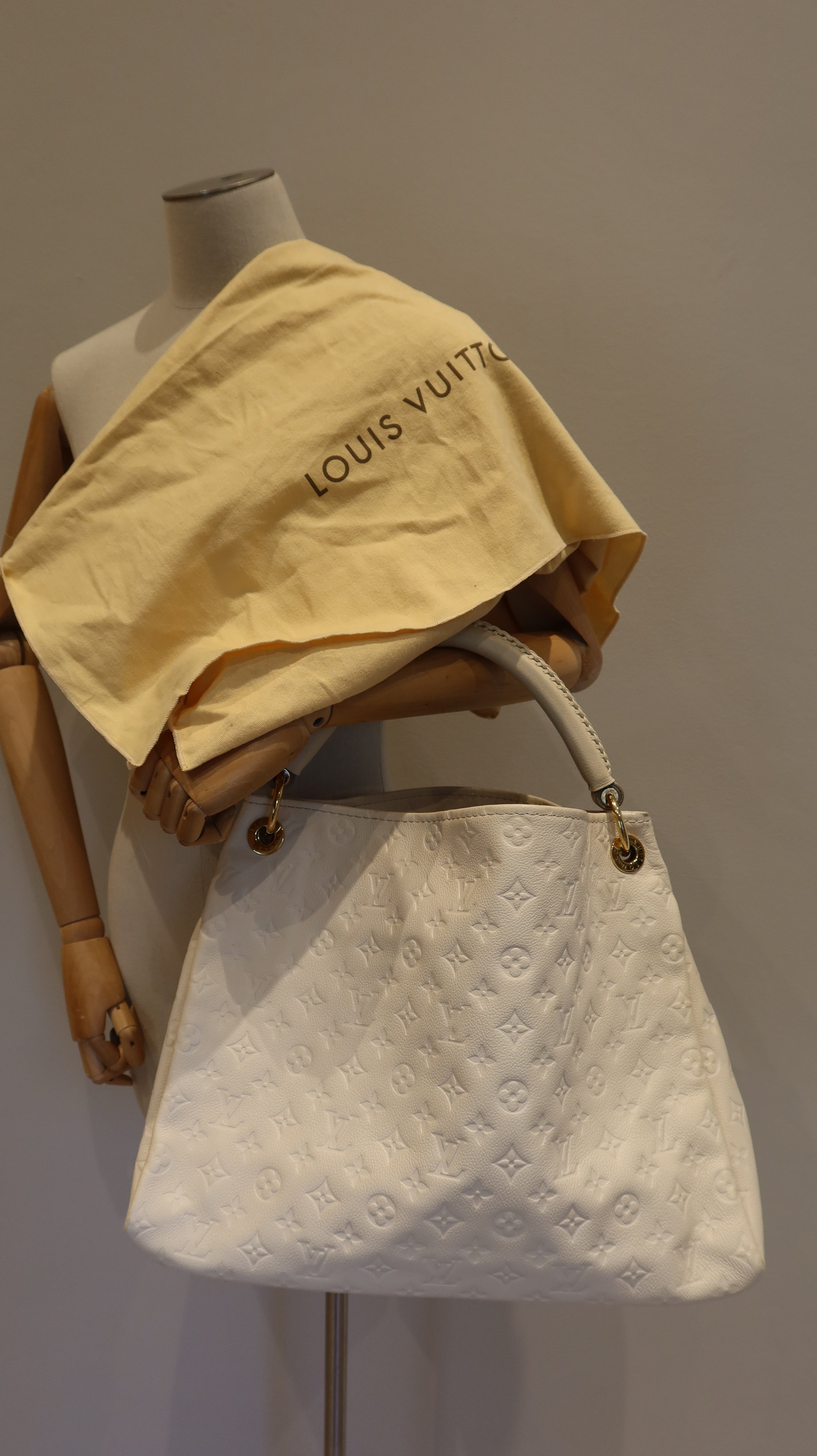 Louis Vuitton Artsy MM Bag