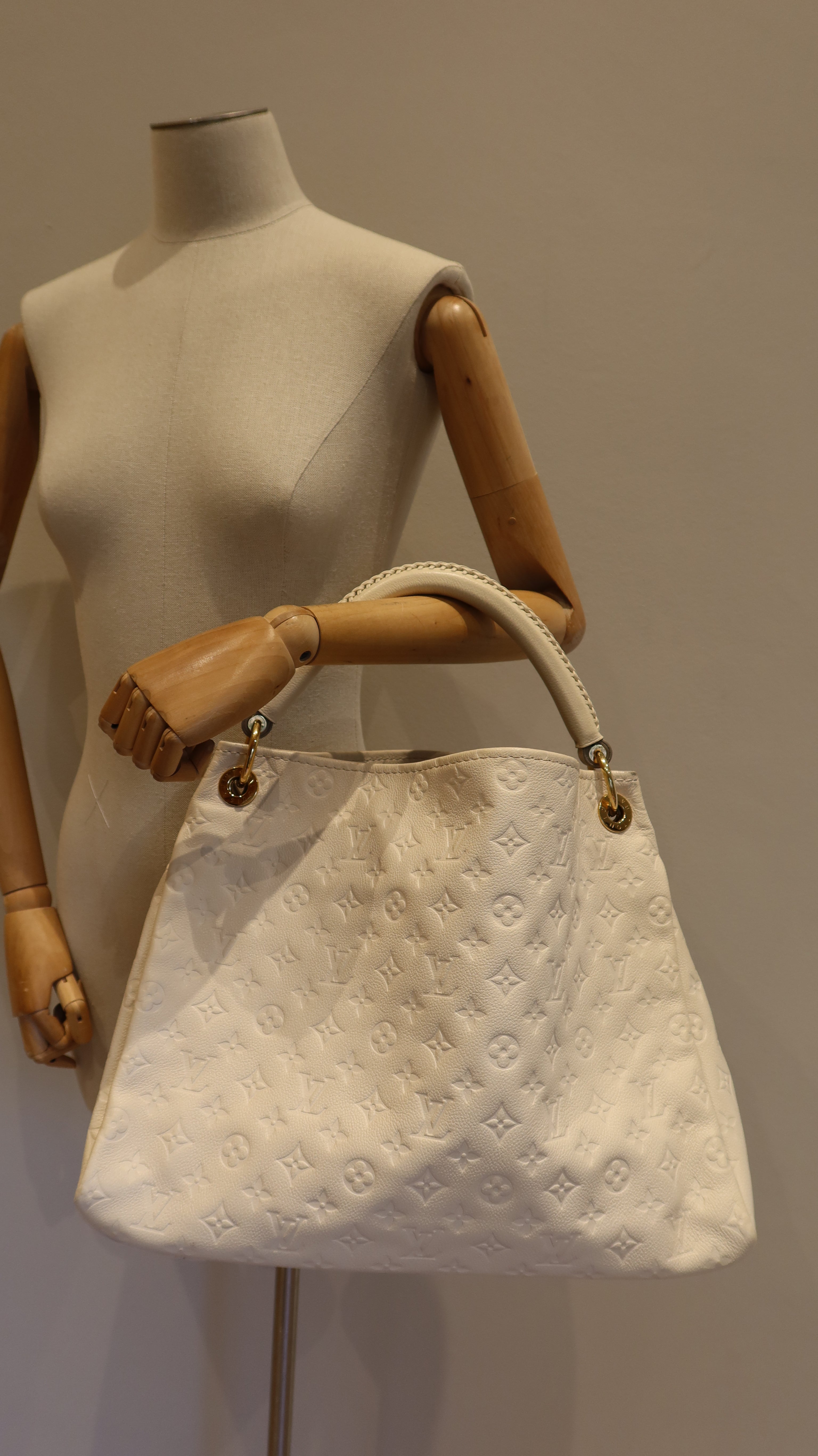 Louis Vuitton Artsy MM Bag