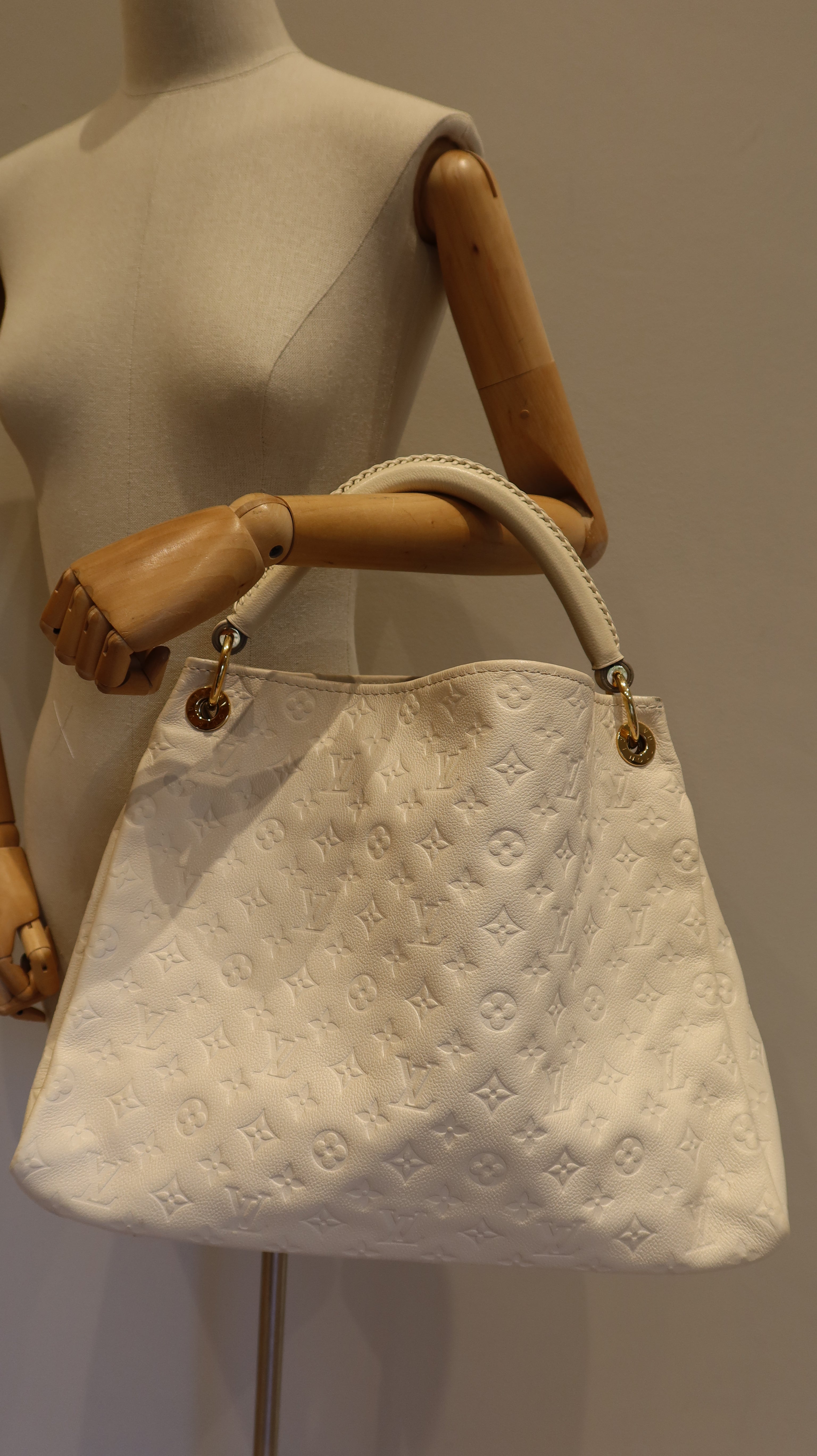 Louis Vuitton Artsy MM Bag