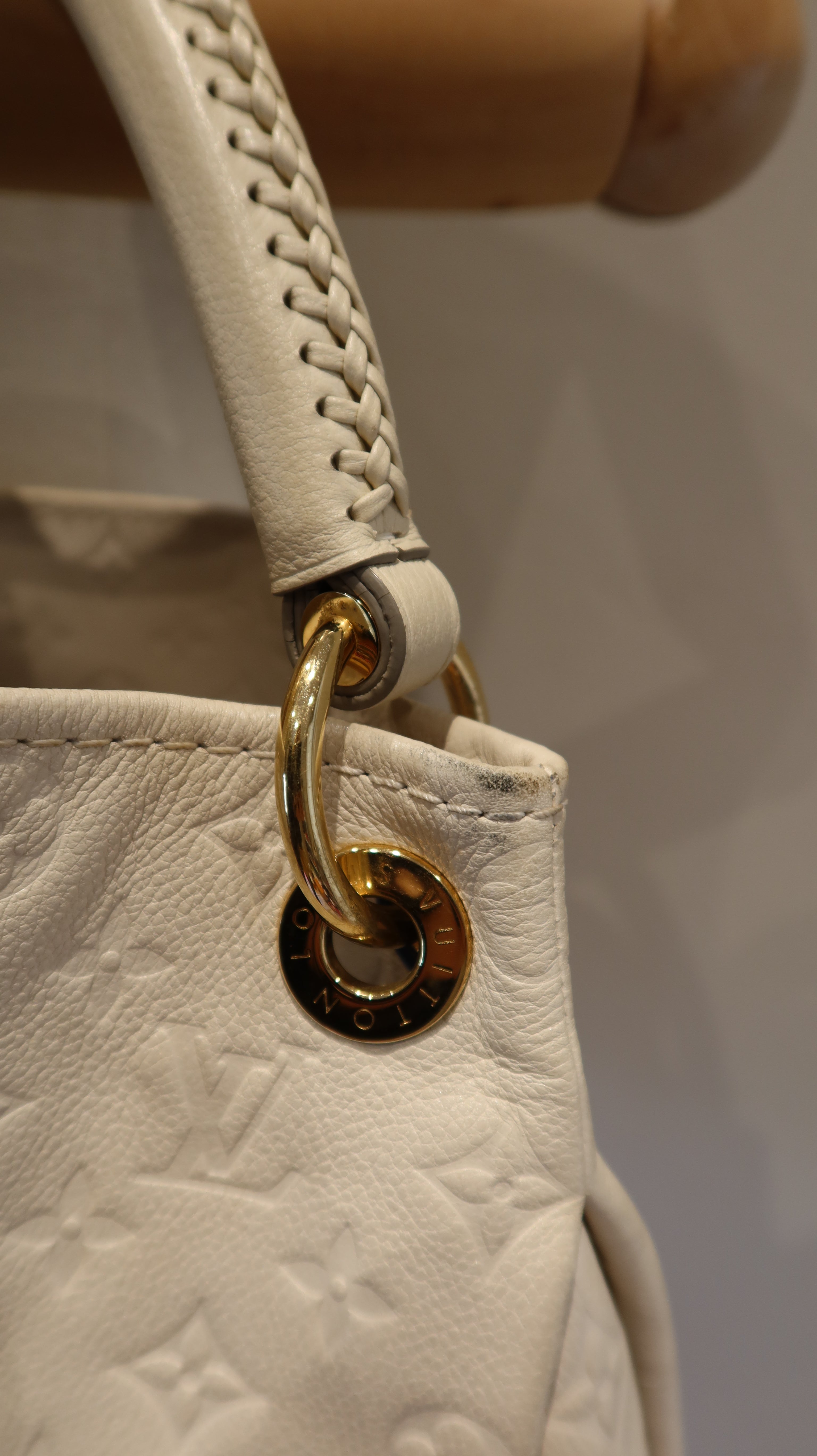 Louis Vuitton Artsy MM Bag