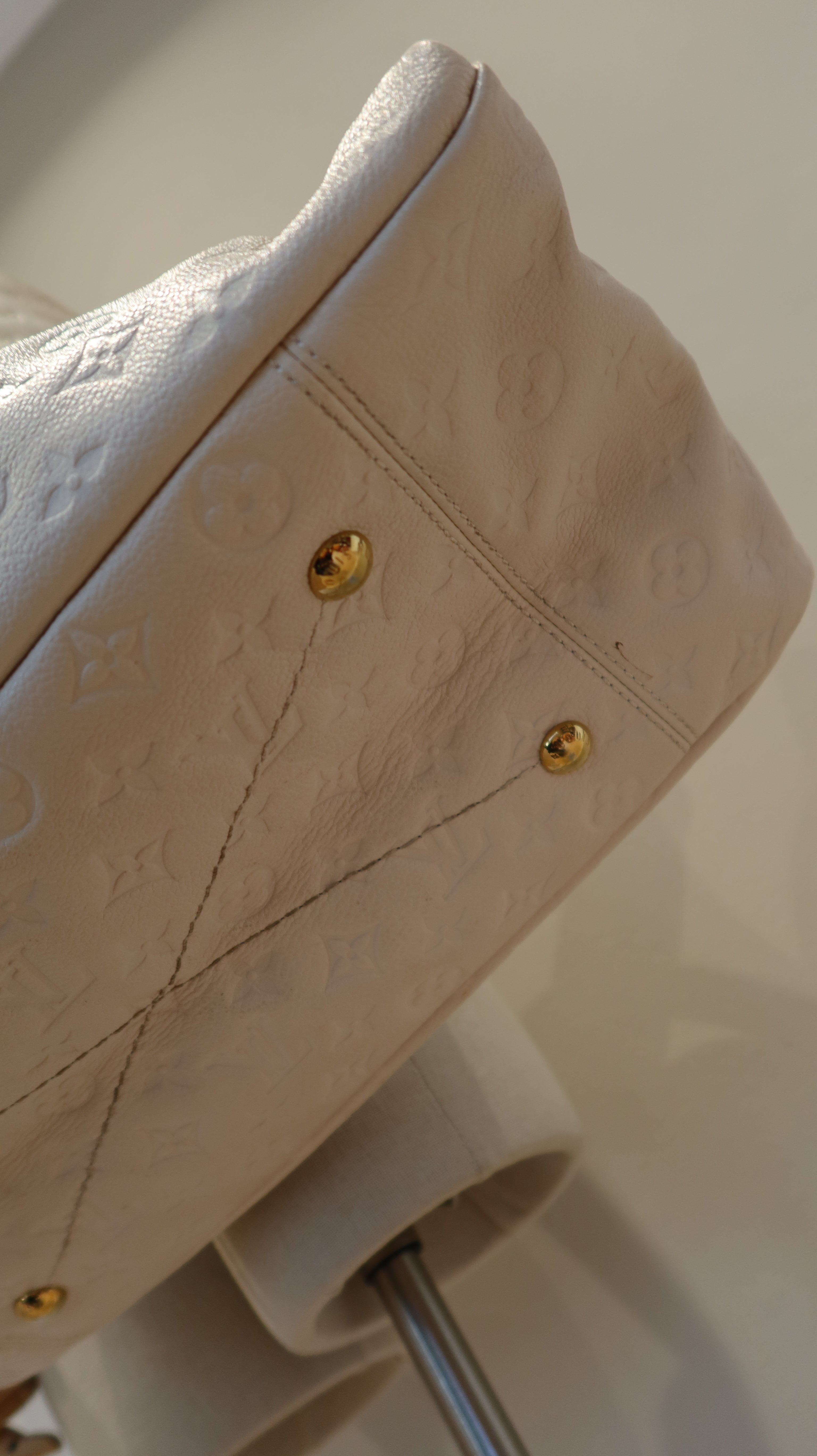 Louis Vuitton Artsy MM Bag