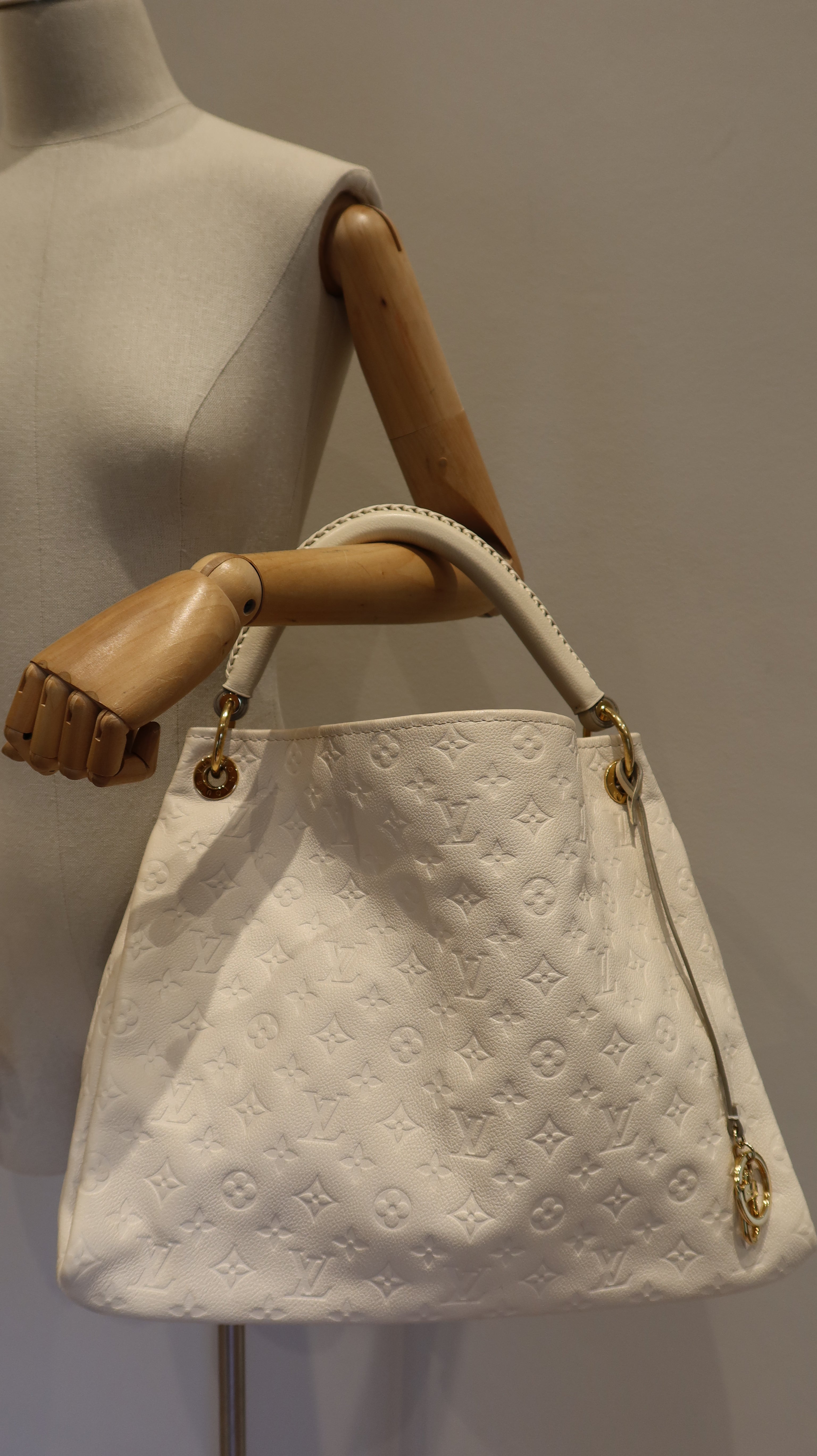 Louis Vuitton Artsy MM Bag