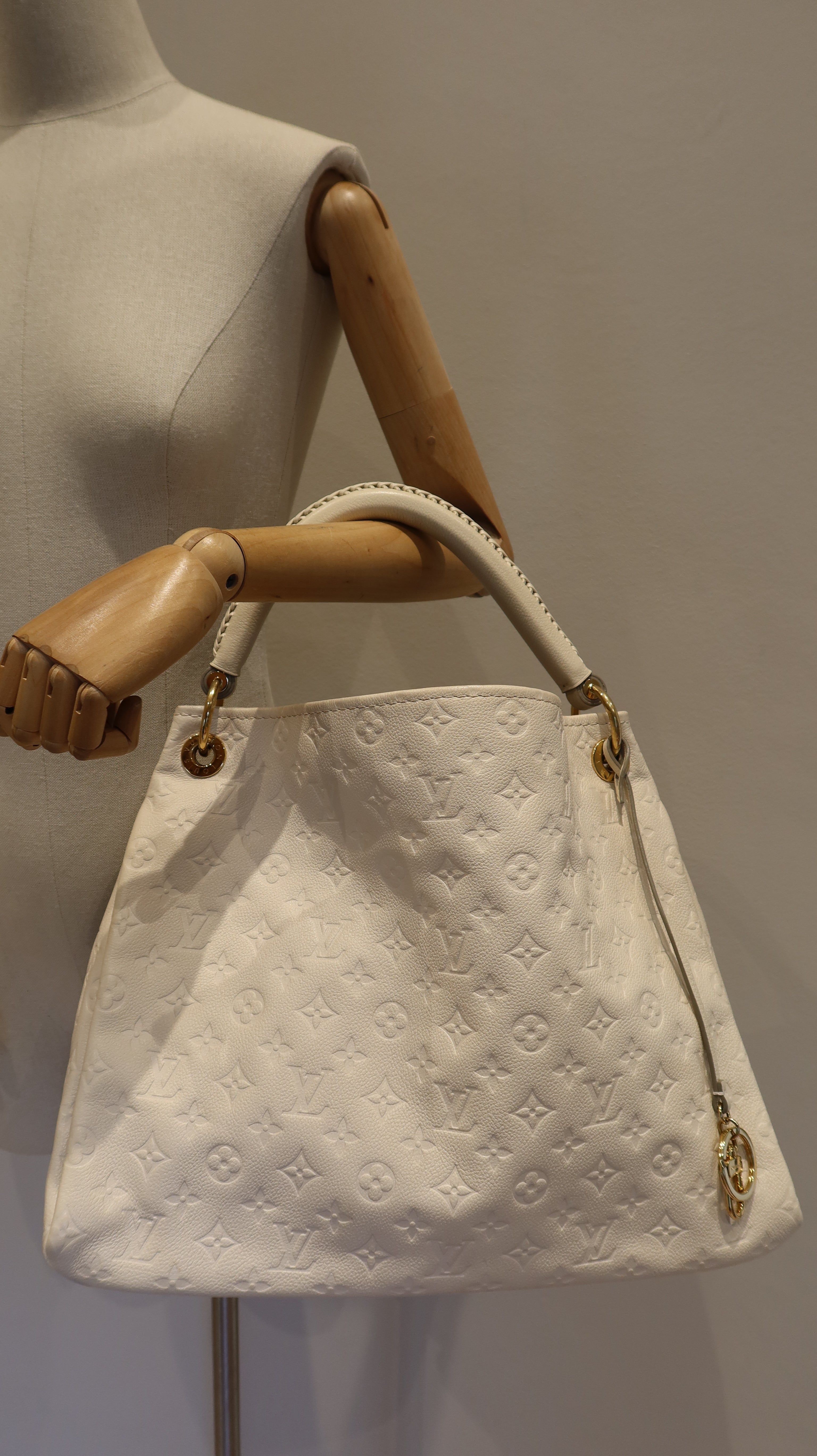 Louis Vuitton Artsy MM Bag