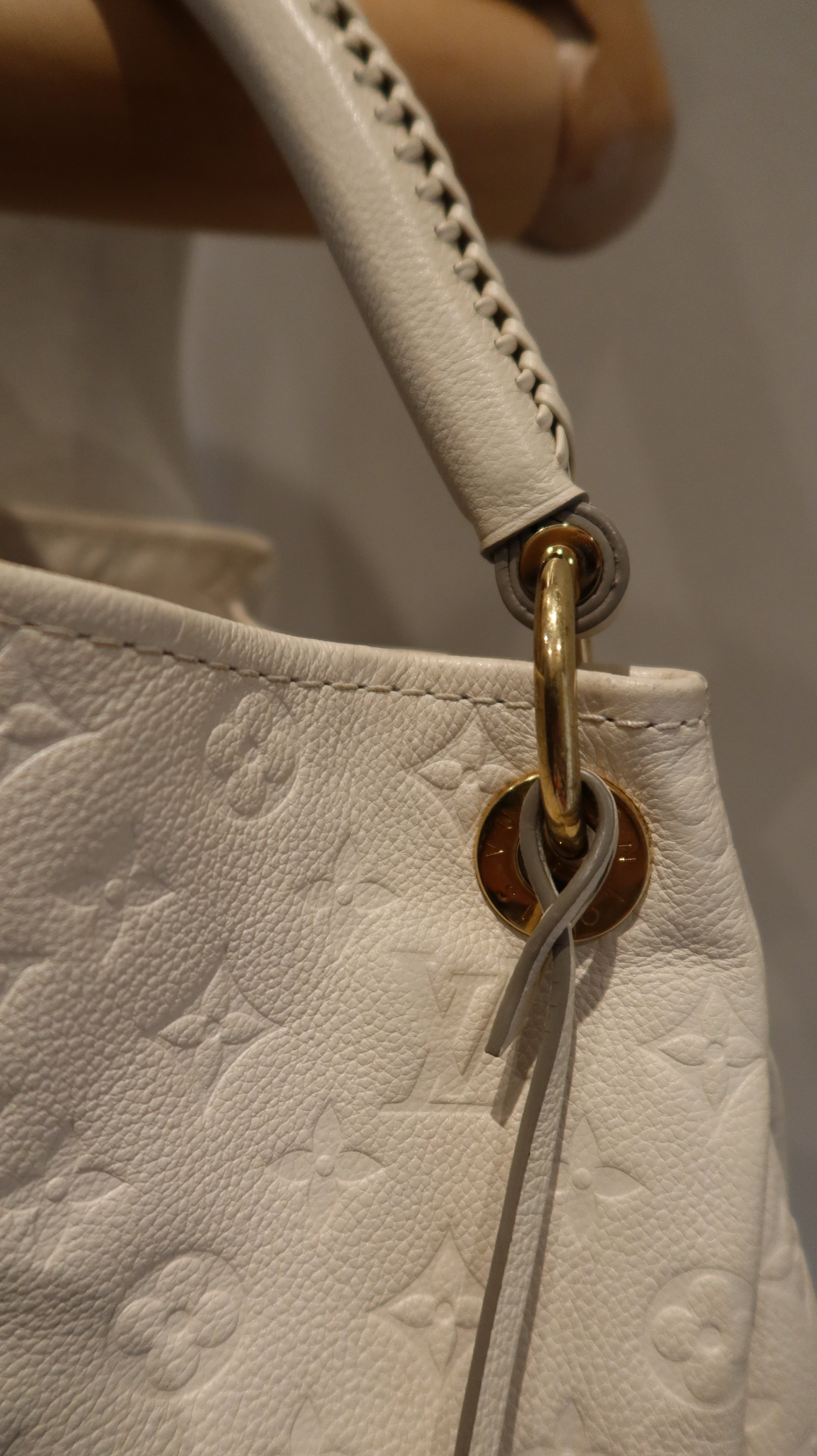 Louis Vuitton Artsy MM Bag
