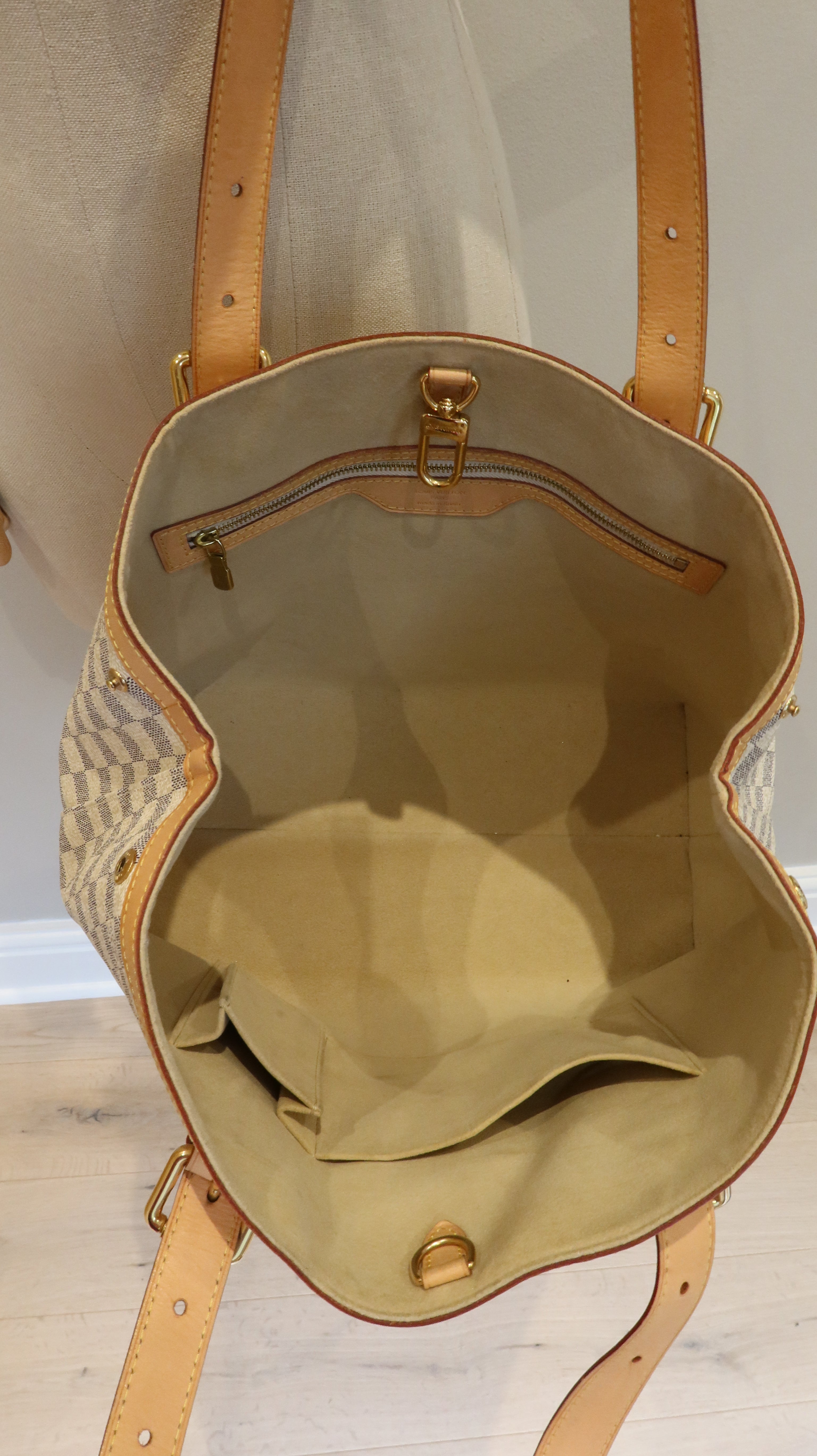 Louis Vuitton Hampstead MM Bag