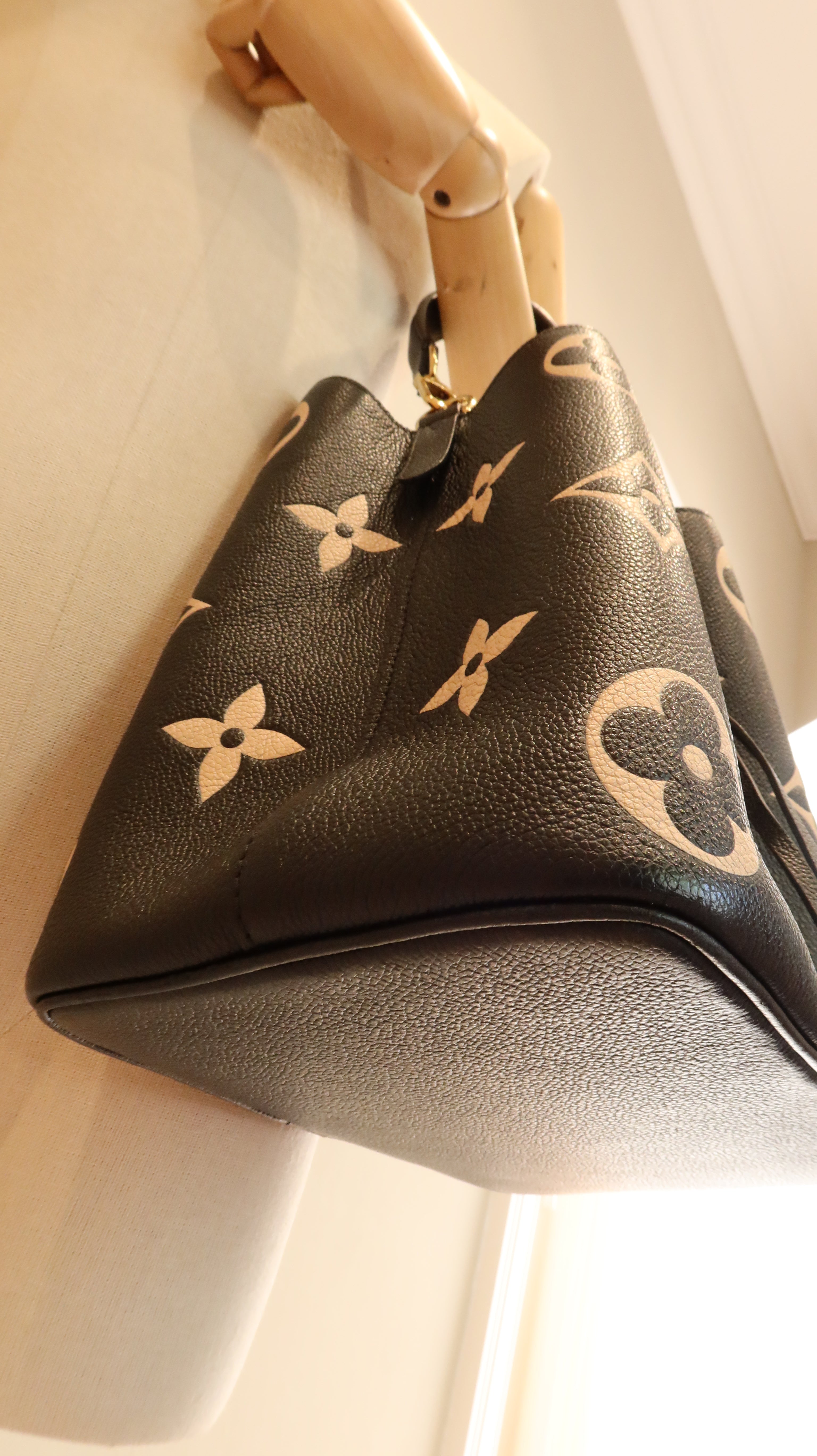Louis Vuitton NéoNoé MM Bucket Bag