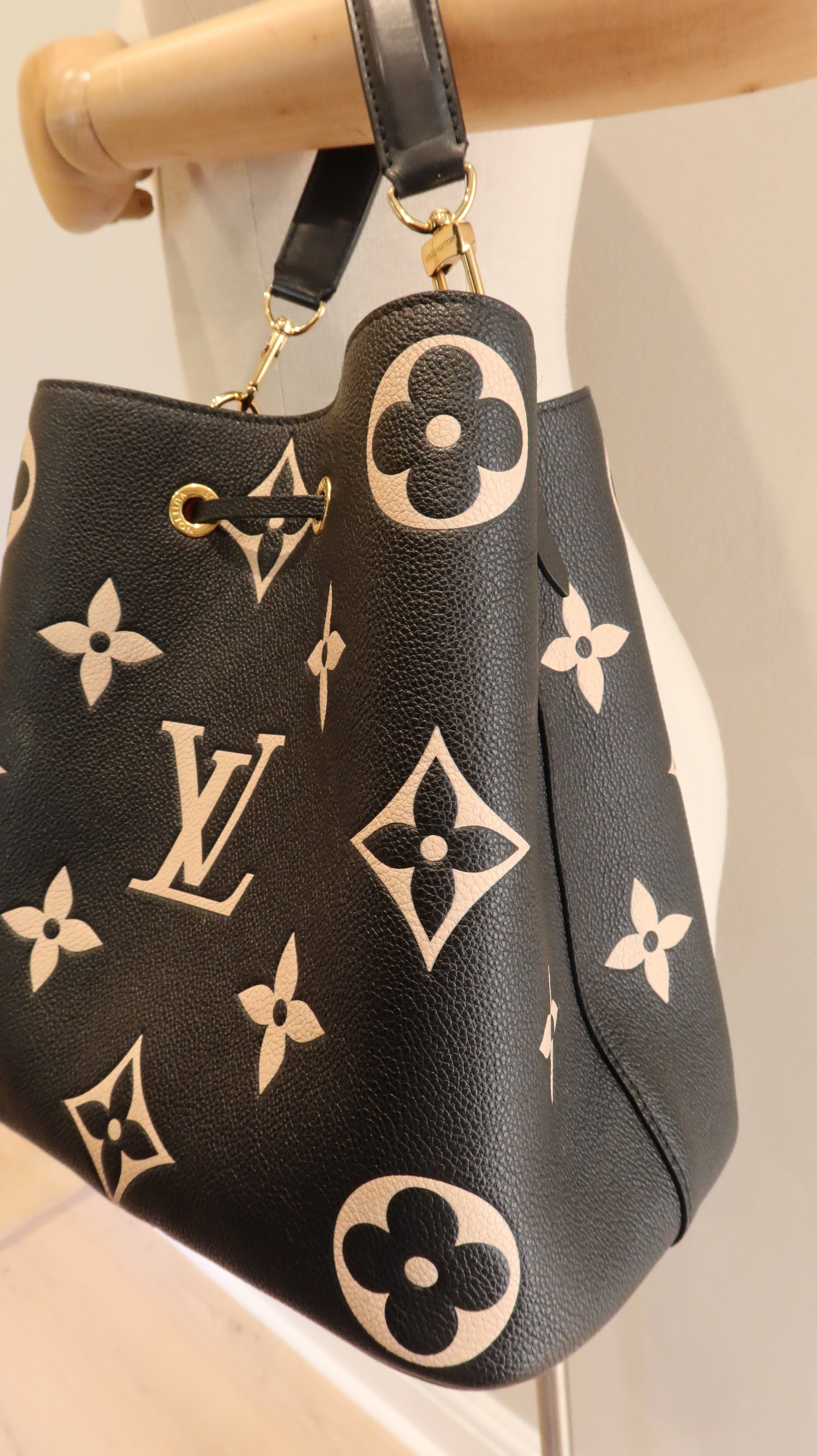 Louis Vuitton NéoNoé MM Bucket Bag