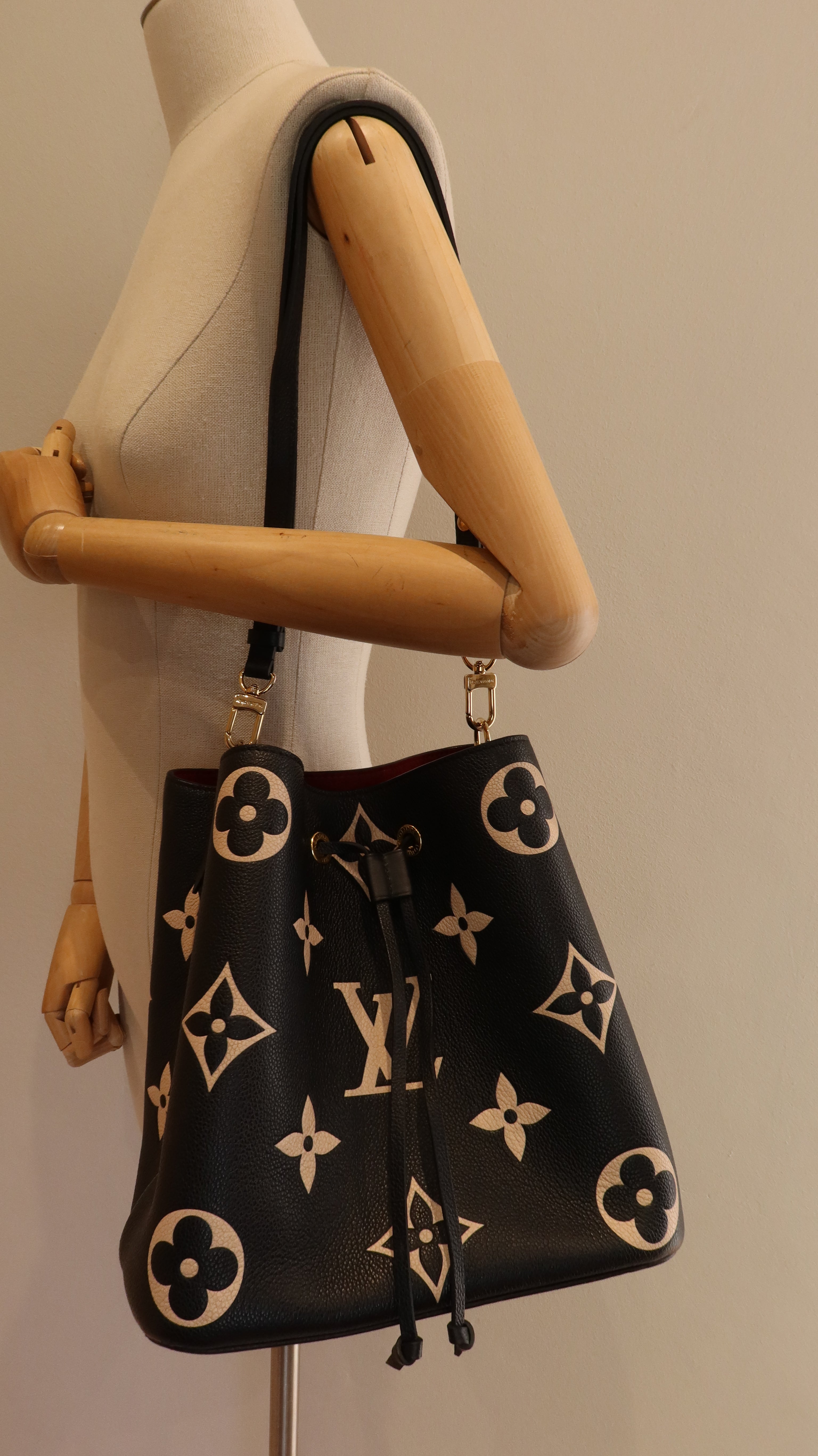 Louis Vuitton NéoNoé MM Bucket Bag