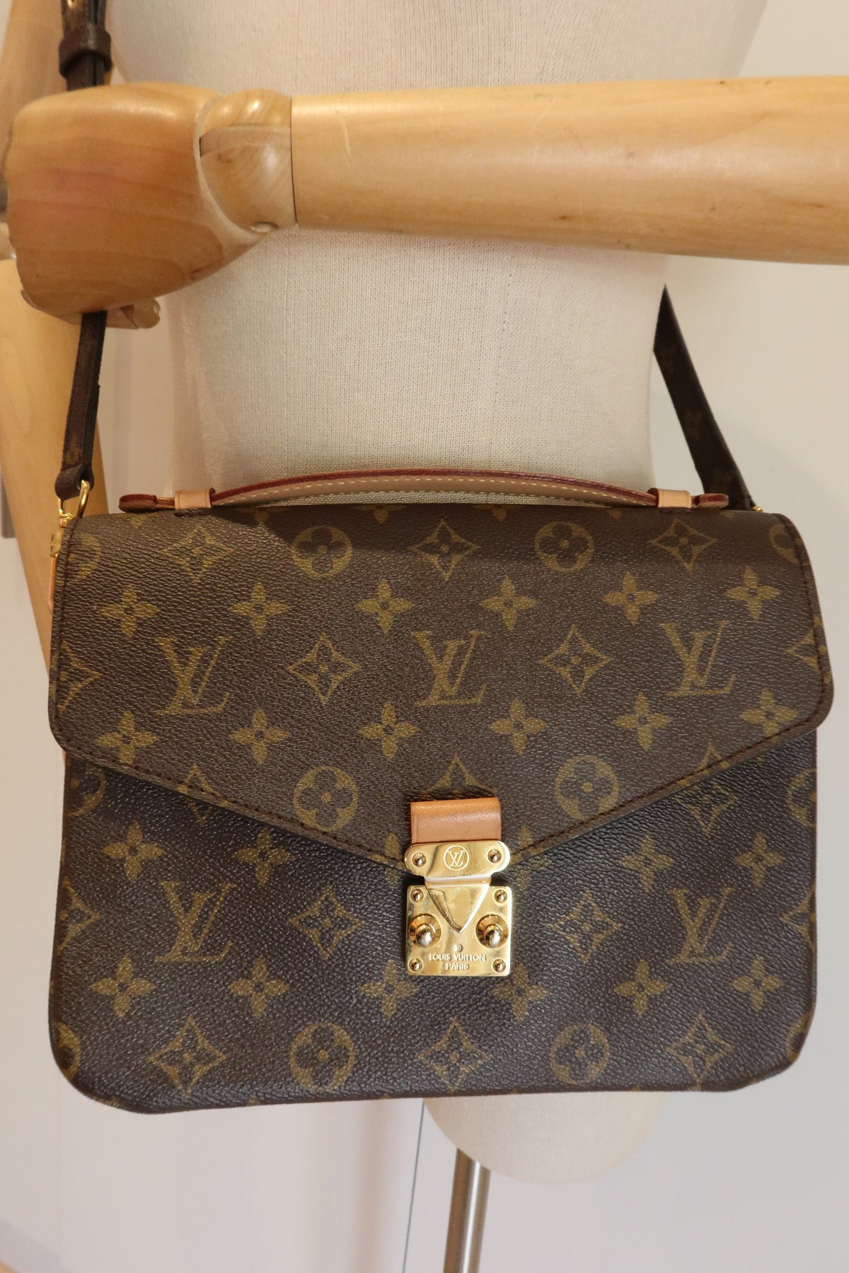Louis Vuitton Pochette Metis Bag