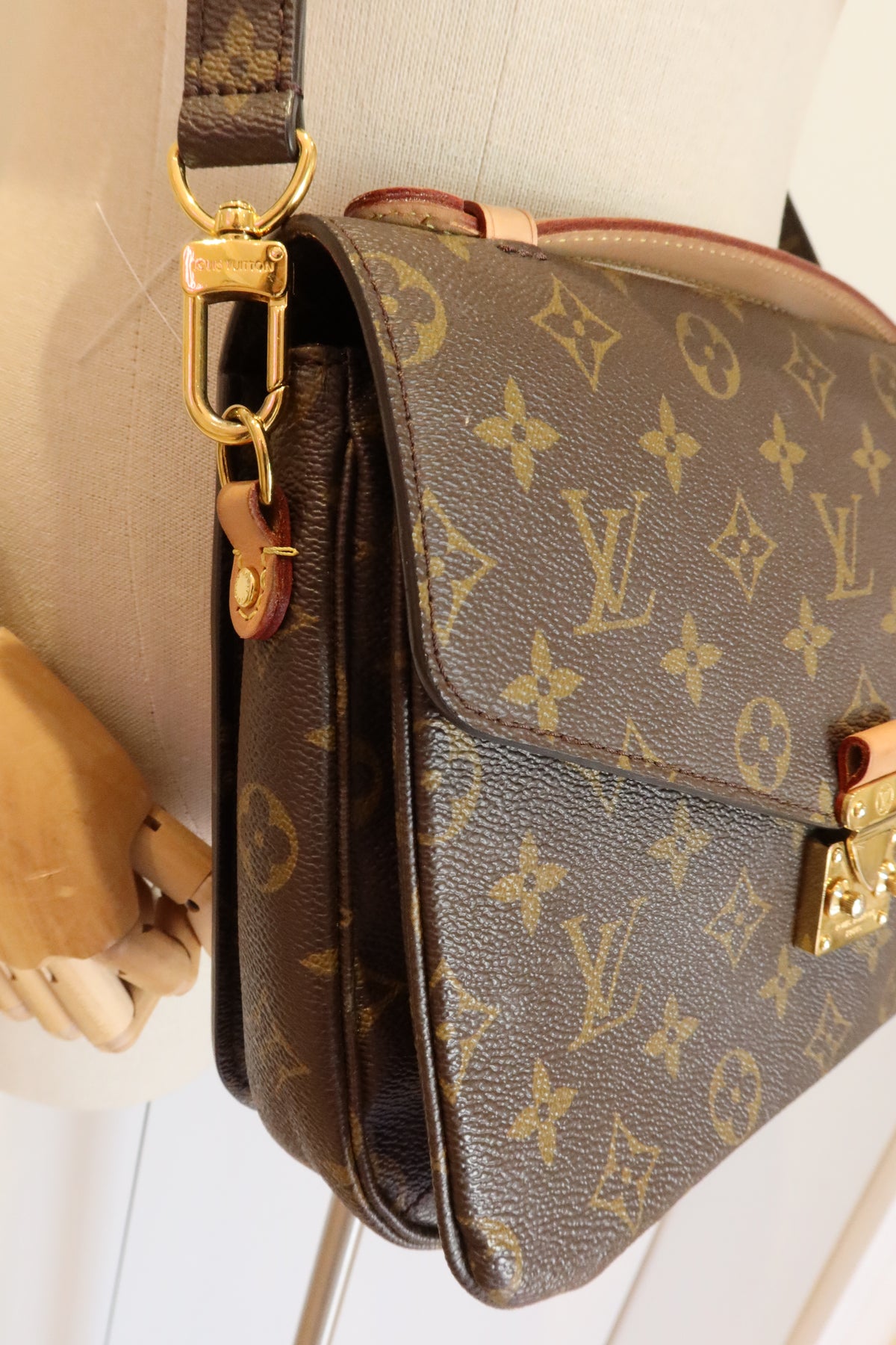 Louis Vuitton Pochette Metis Bag