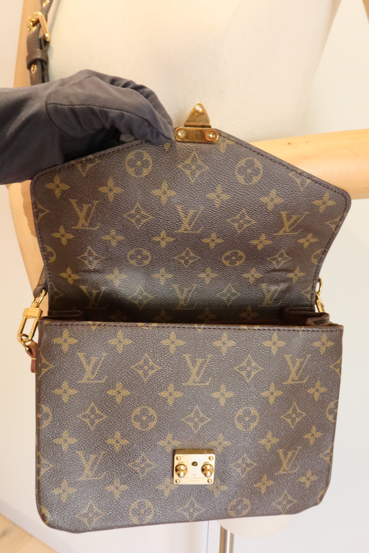 Louis Vuitton Pochette Metis Bag