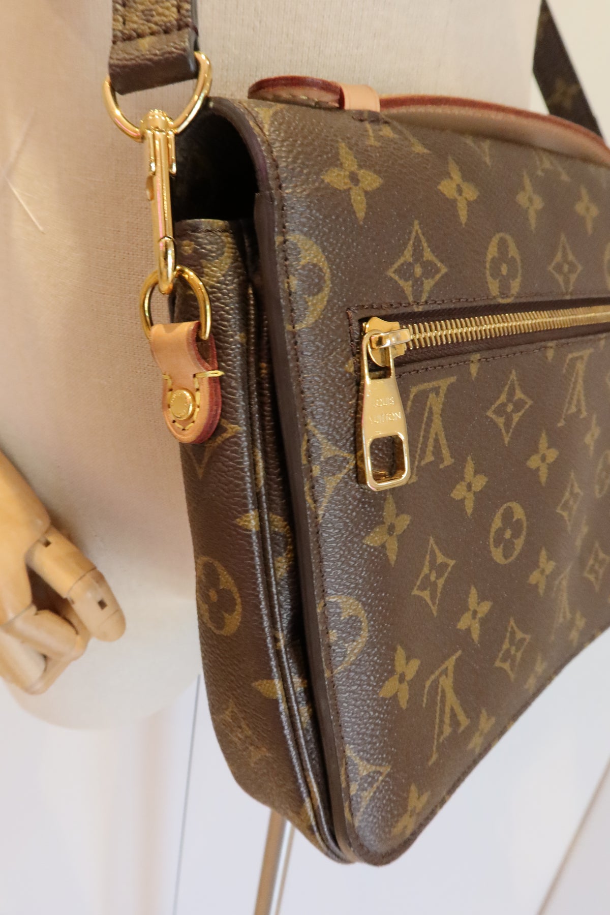 Louis Vuitton Pochette Metis Bag