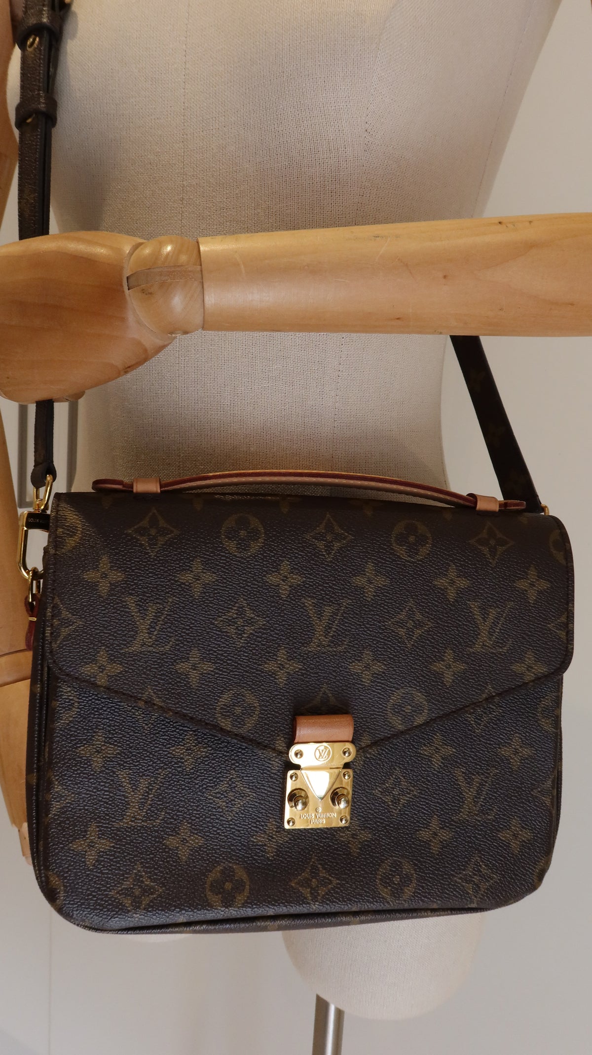 Louis Vuitton Pochette Metis Bag