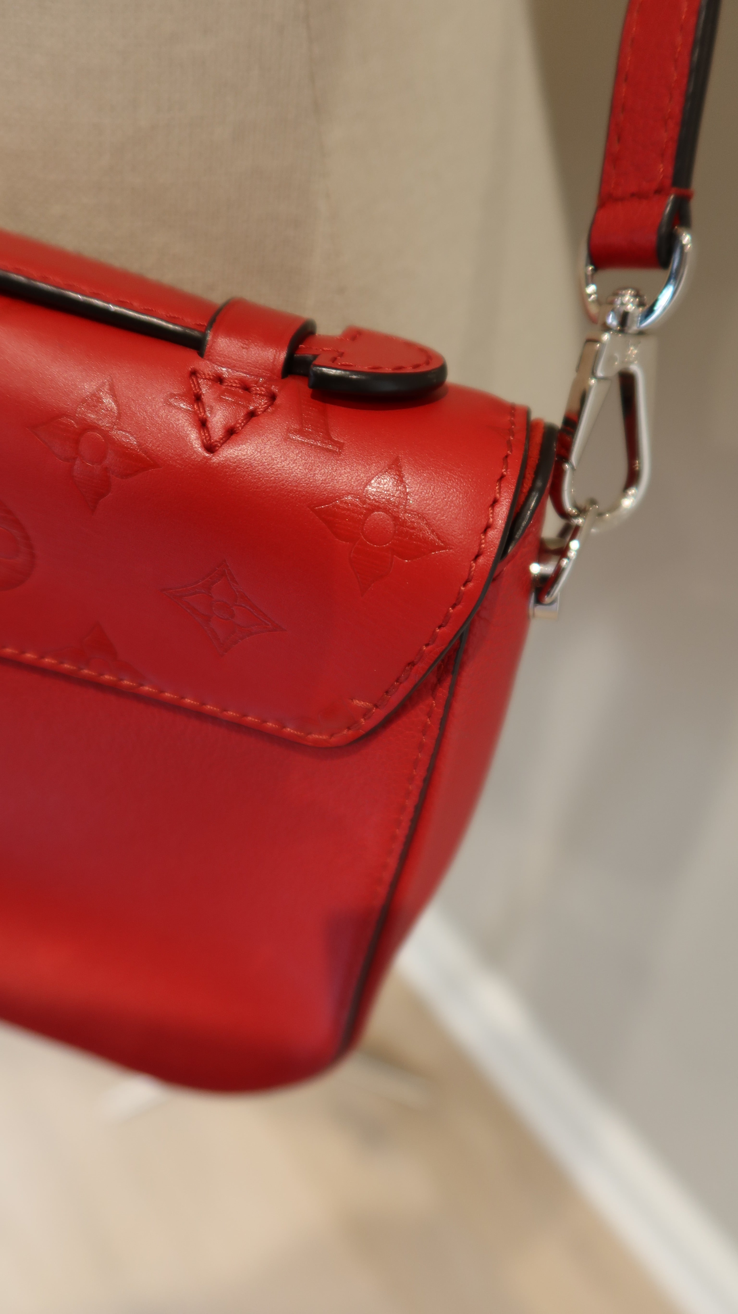 Louis Vuitton Very Messenger Bag