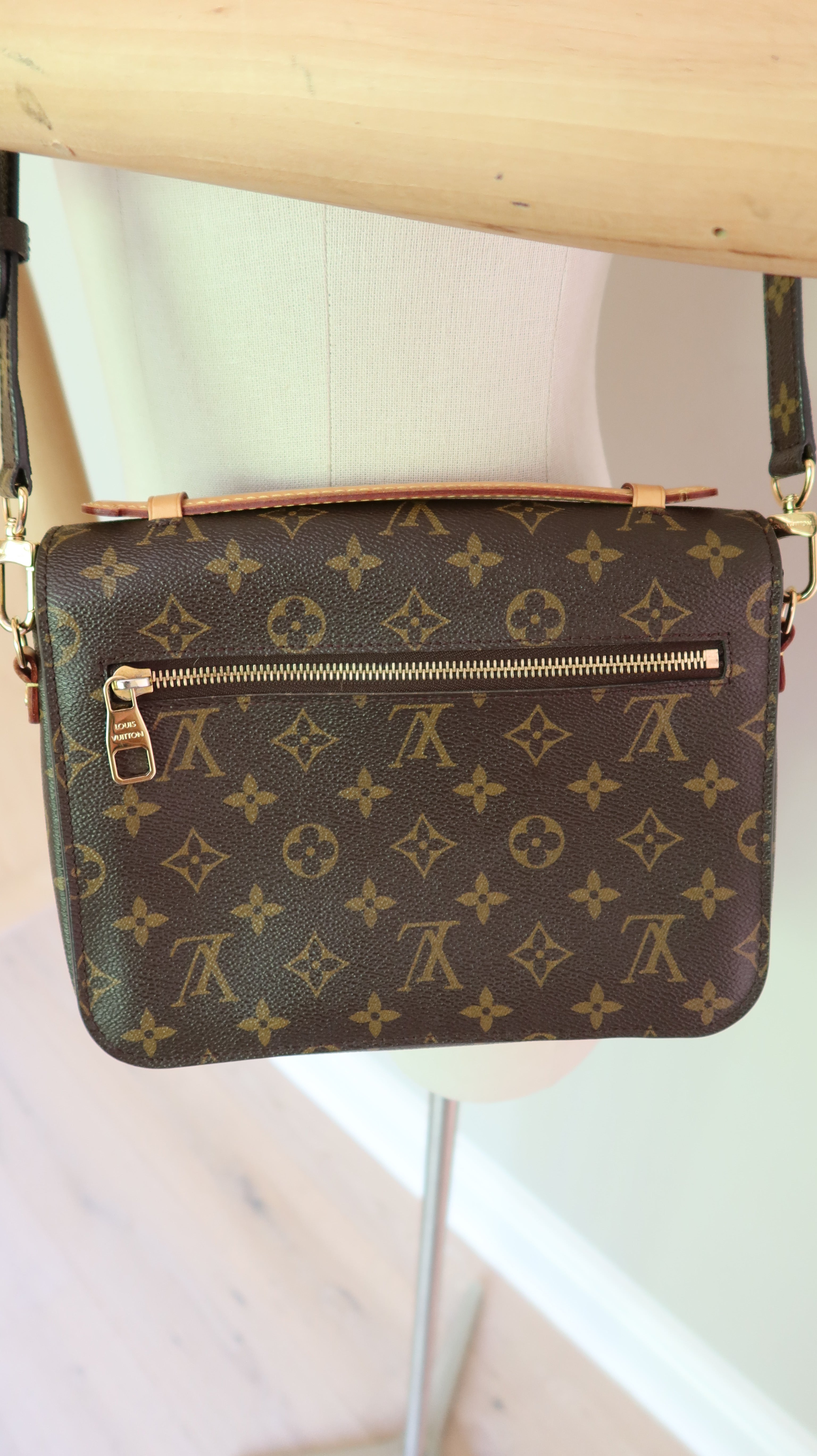 Louis Vuitton Metis Bag
