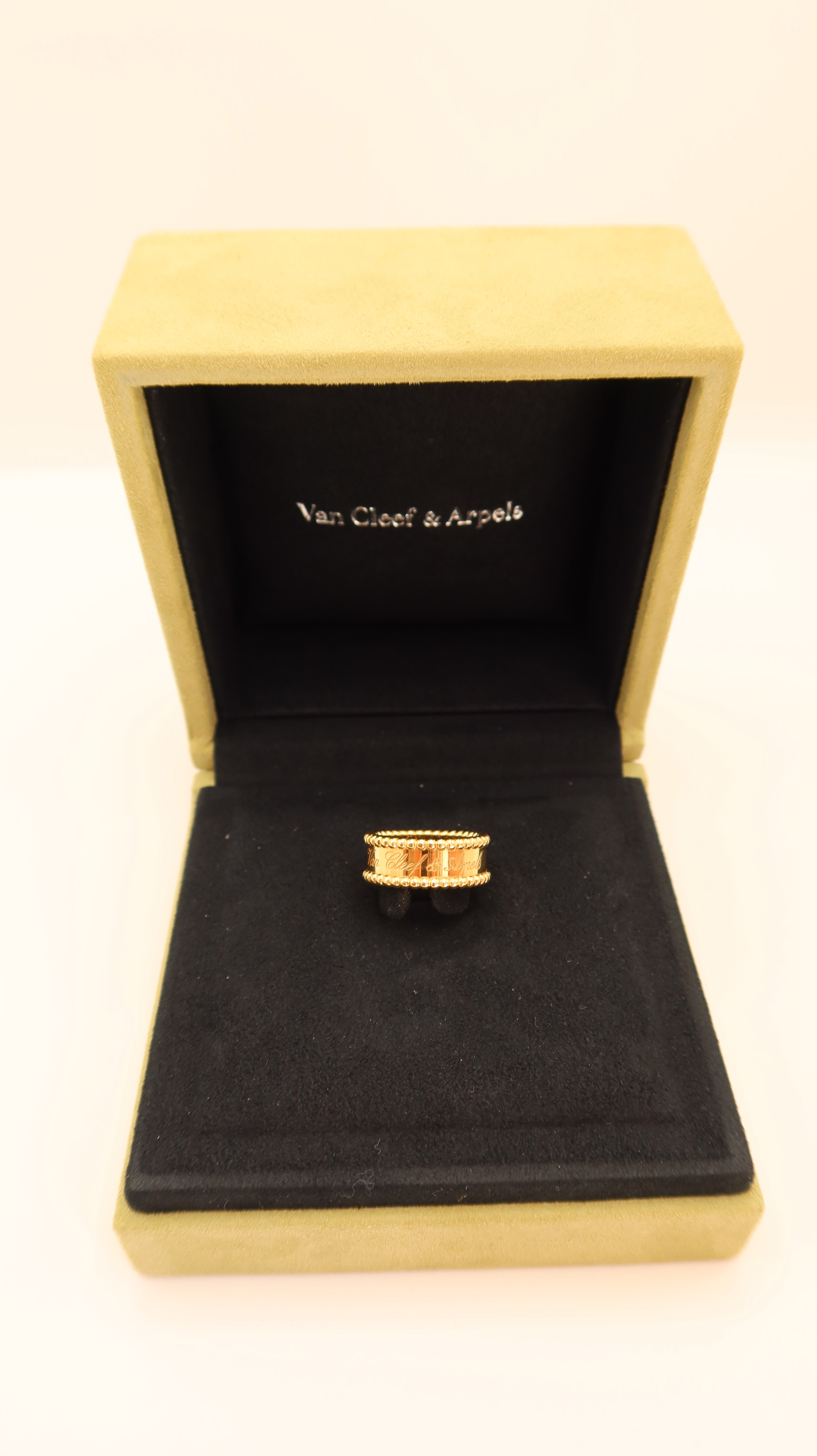 Van Cleef & Arpels ペルレ　スモール　52 YG Van Cleef & Arpels Perlée Signature Ring (YG/52)
