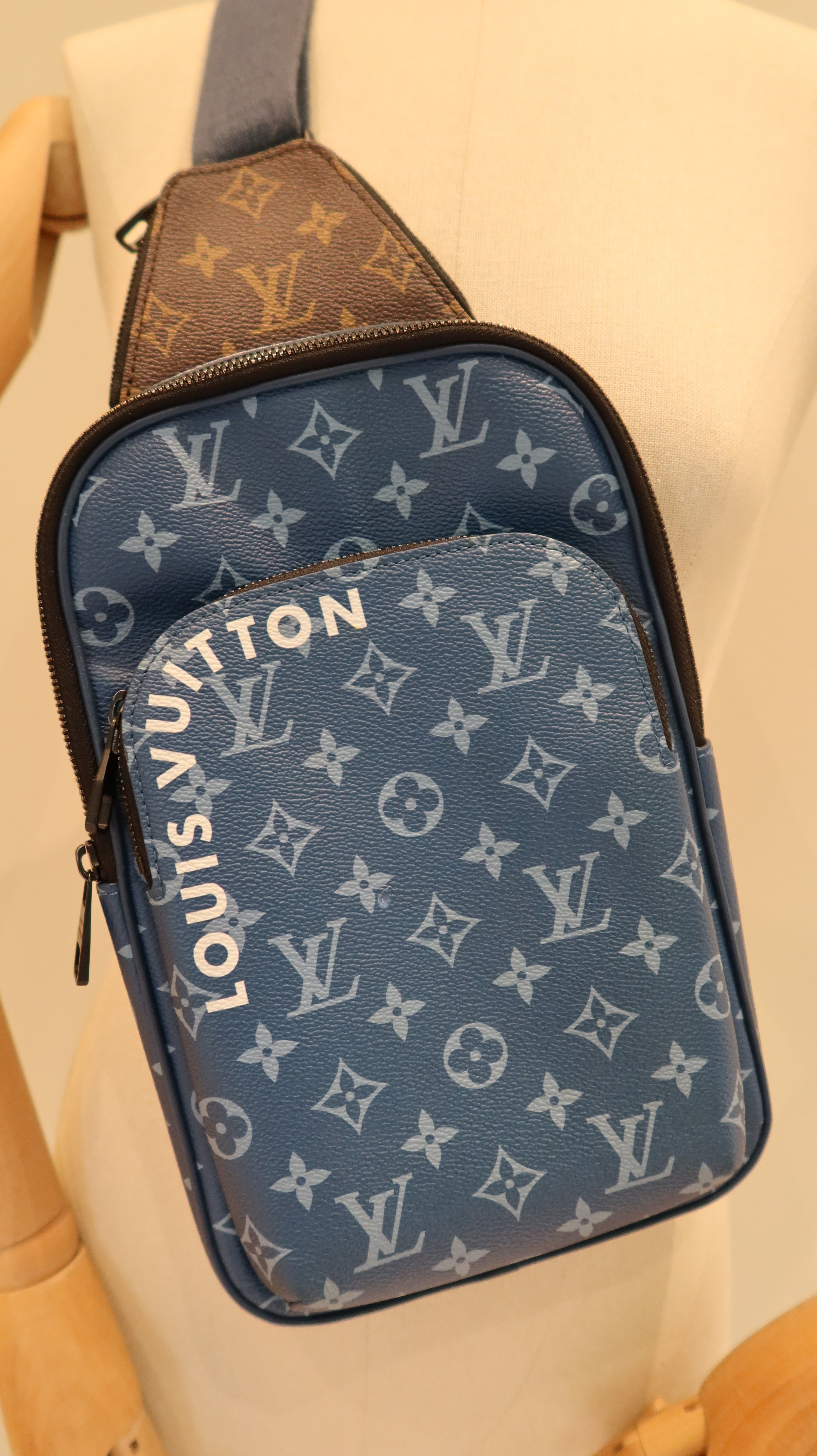 Louis Vuitton Avenue Sling Bag