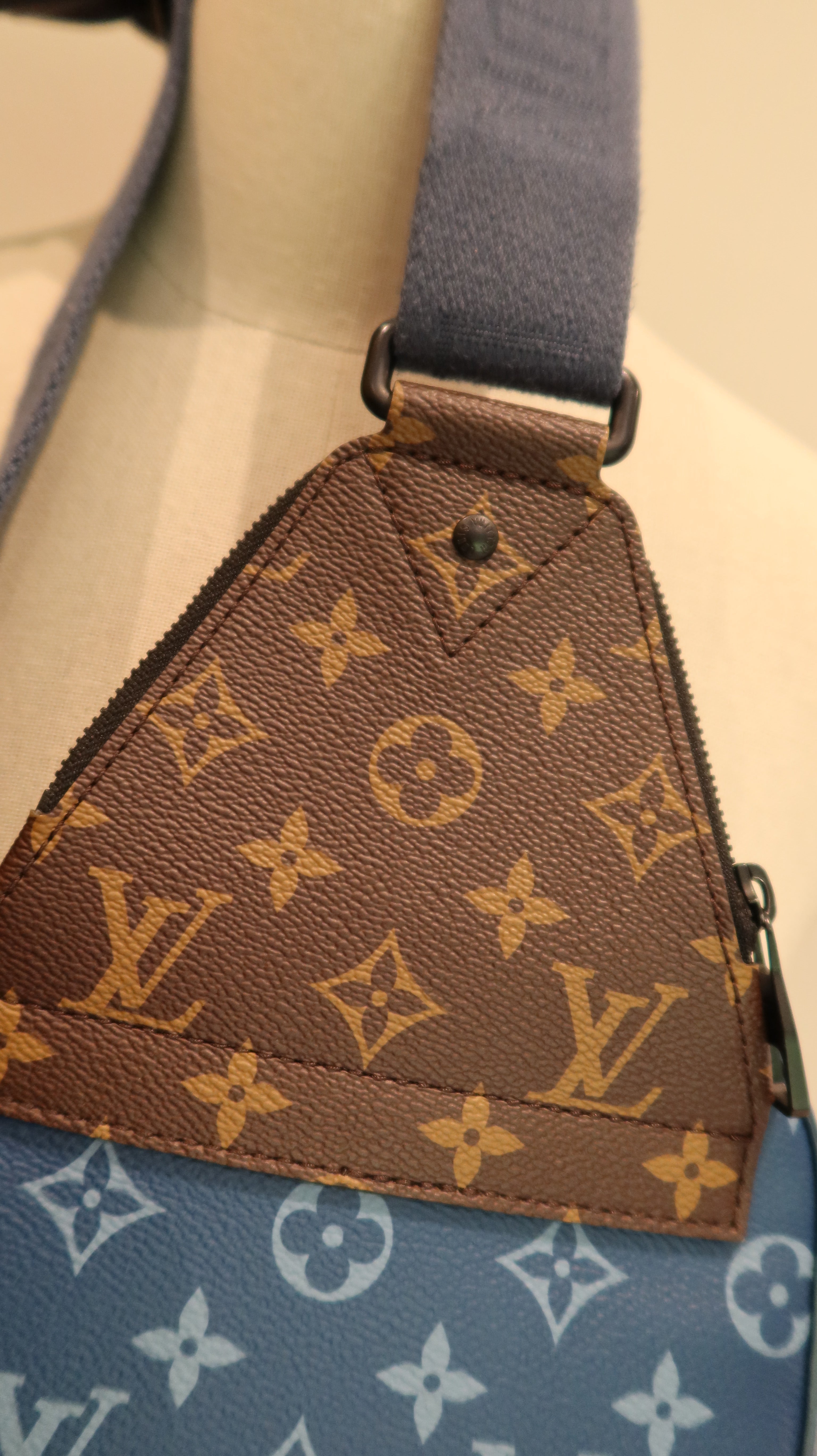 Louis Vuitton Avenue Sling Bag