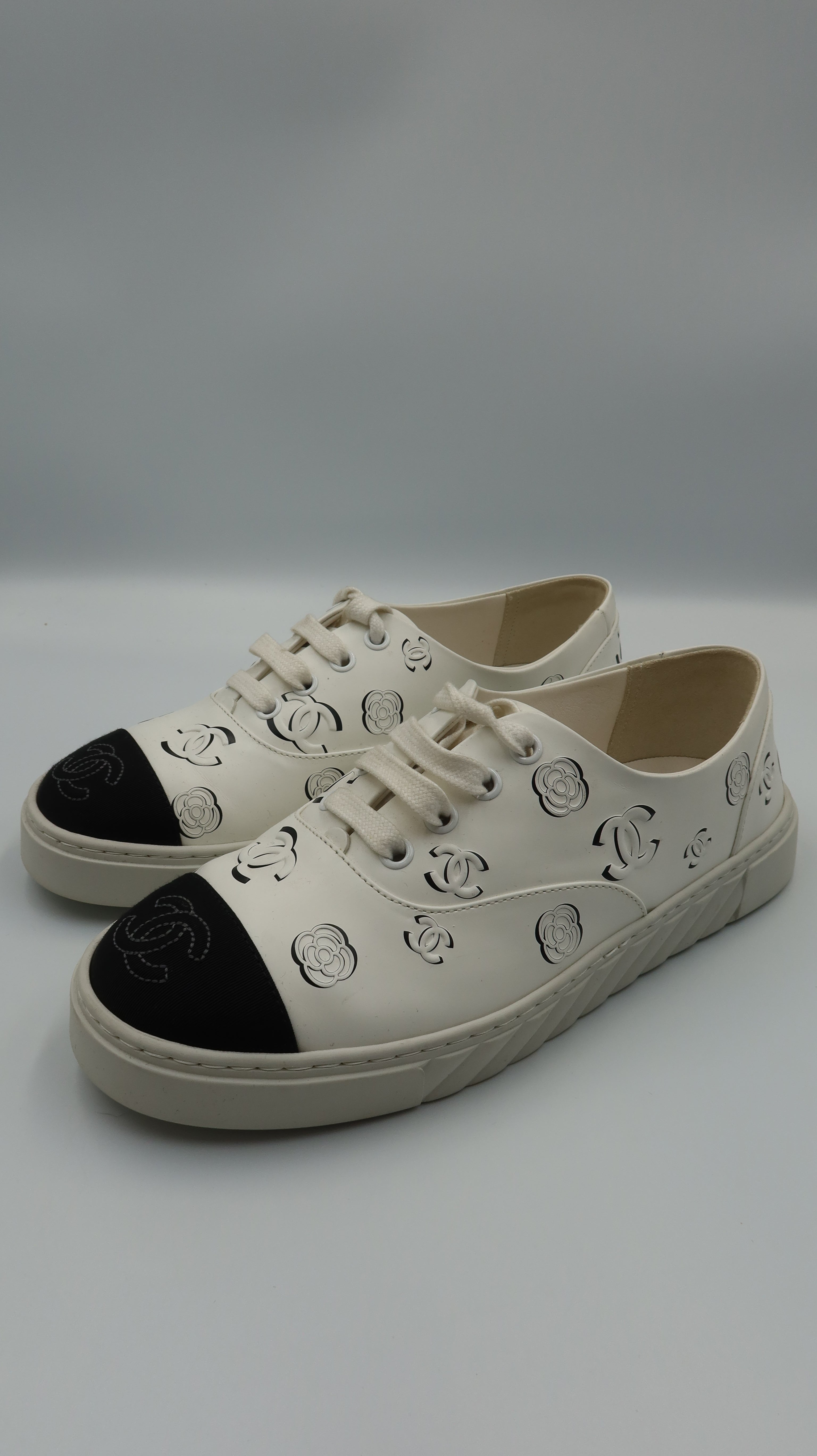 Chanel Sneakers (EU37.5C)