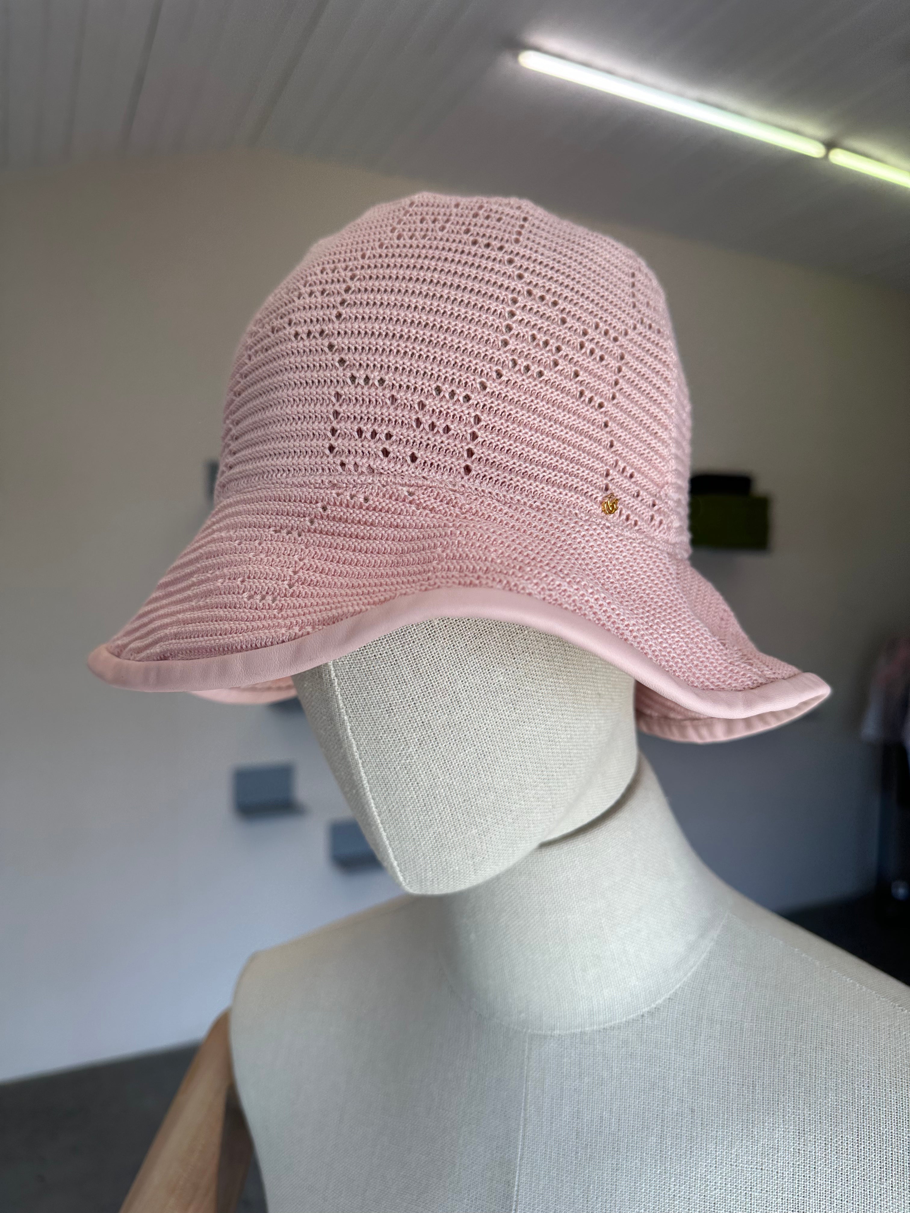 Gucci GG Malibu Crochet Bucket Hat (XS/55cm)