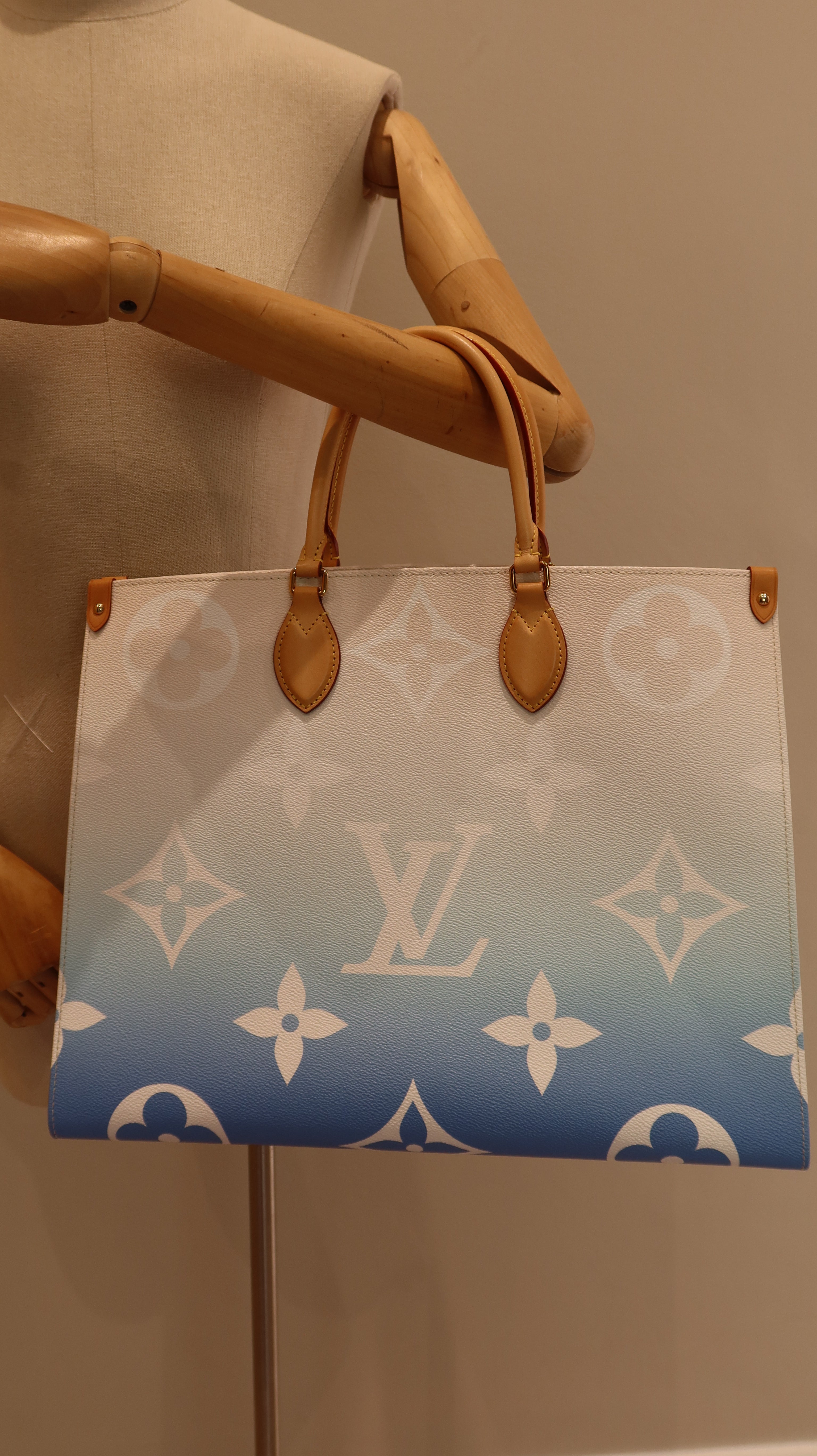 Louis Vuitton By The Pool ONTHEGO GM *Limited Edition*