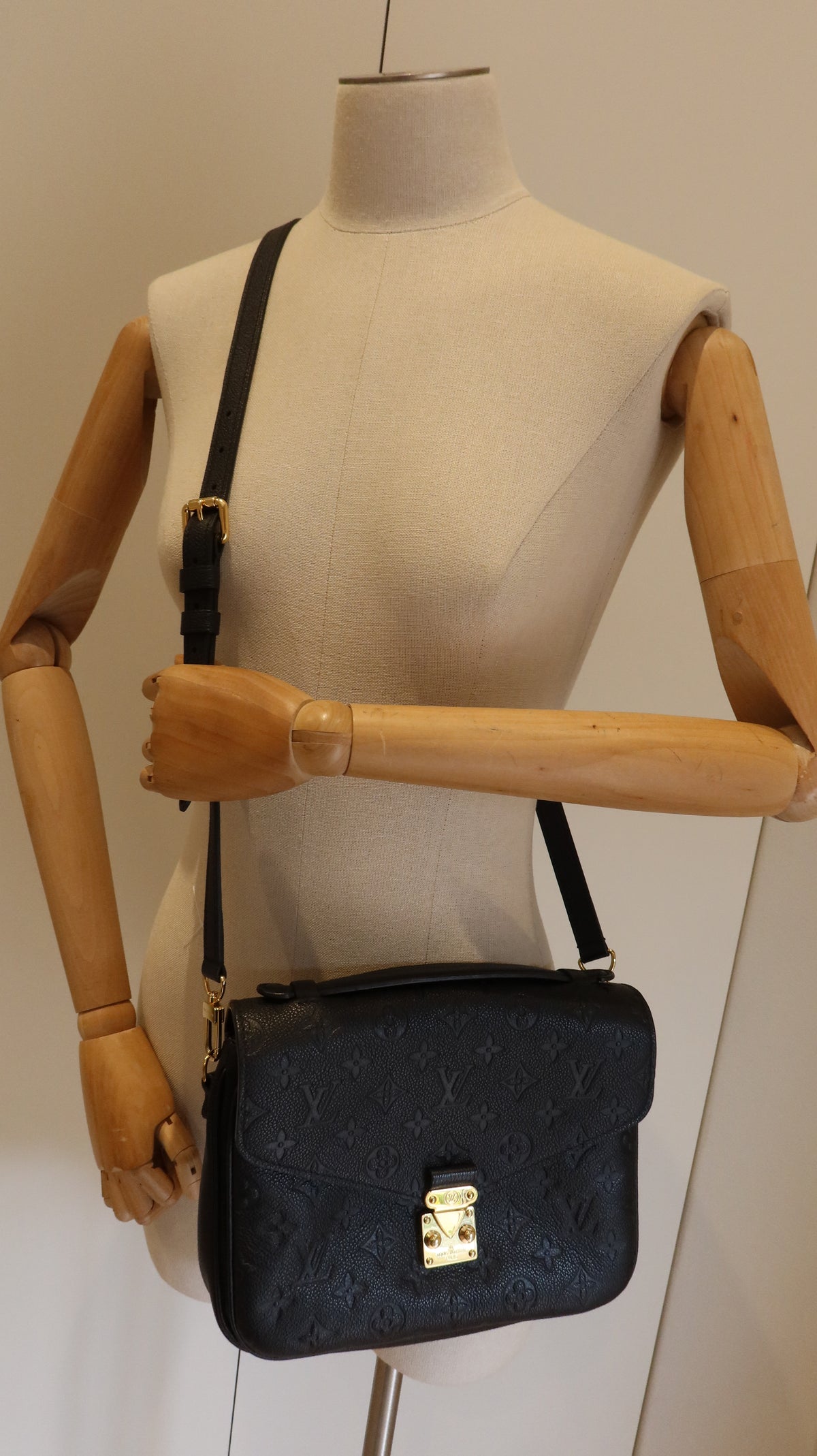 Louis Vuitton Pochette Metis Bag