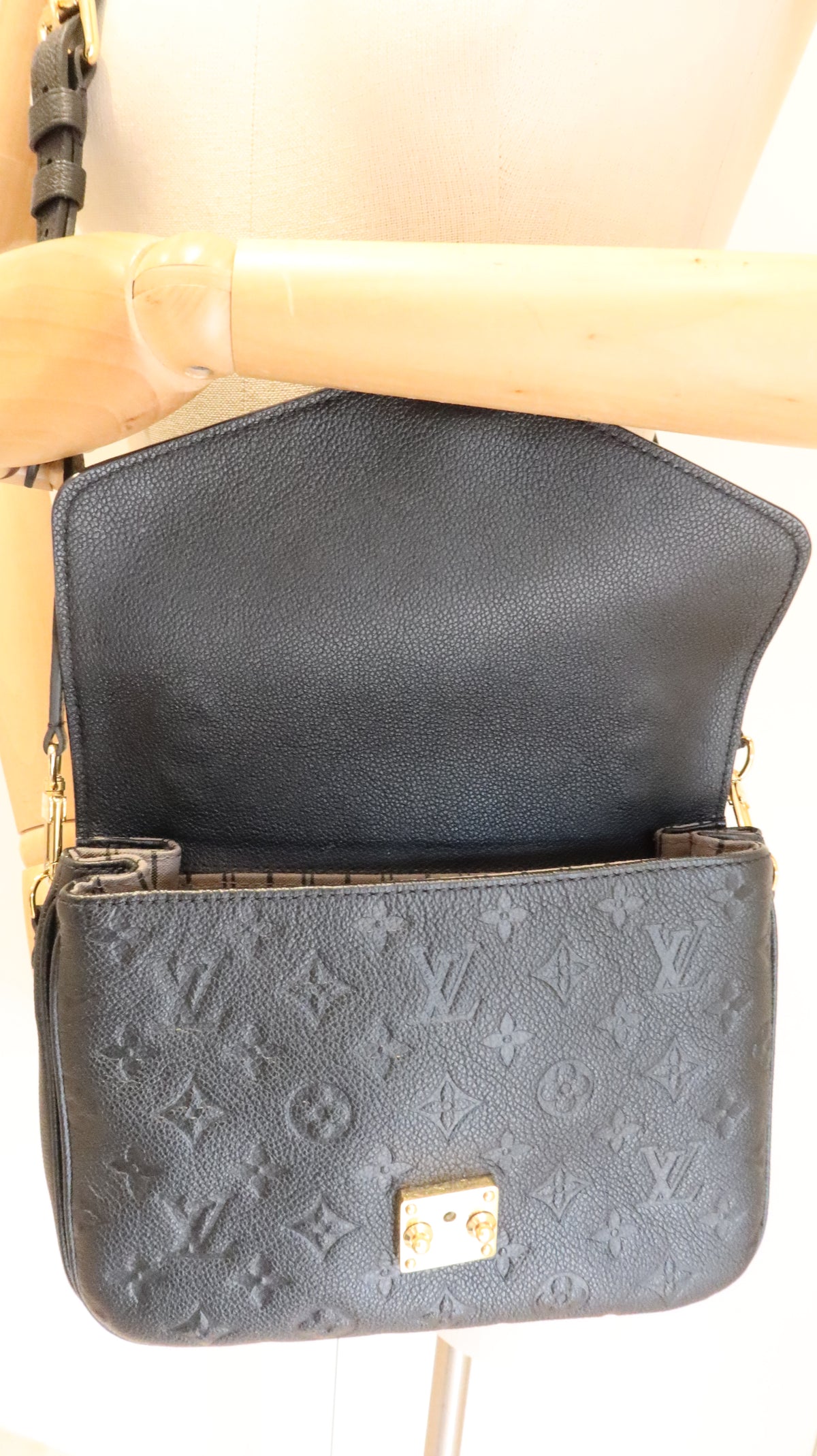 Louis Vuitton Pochette Metis Bag