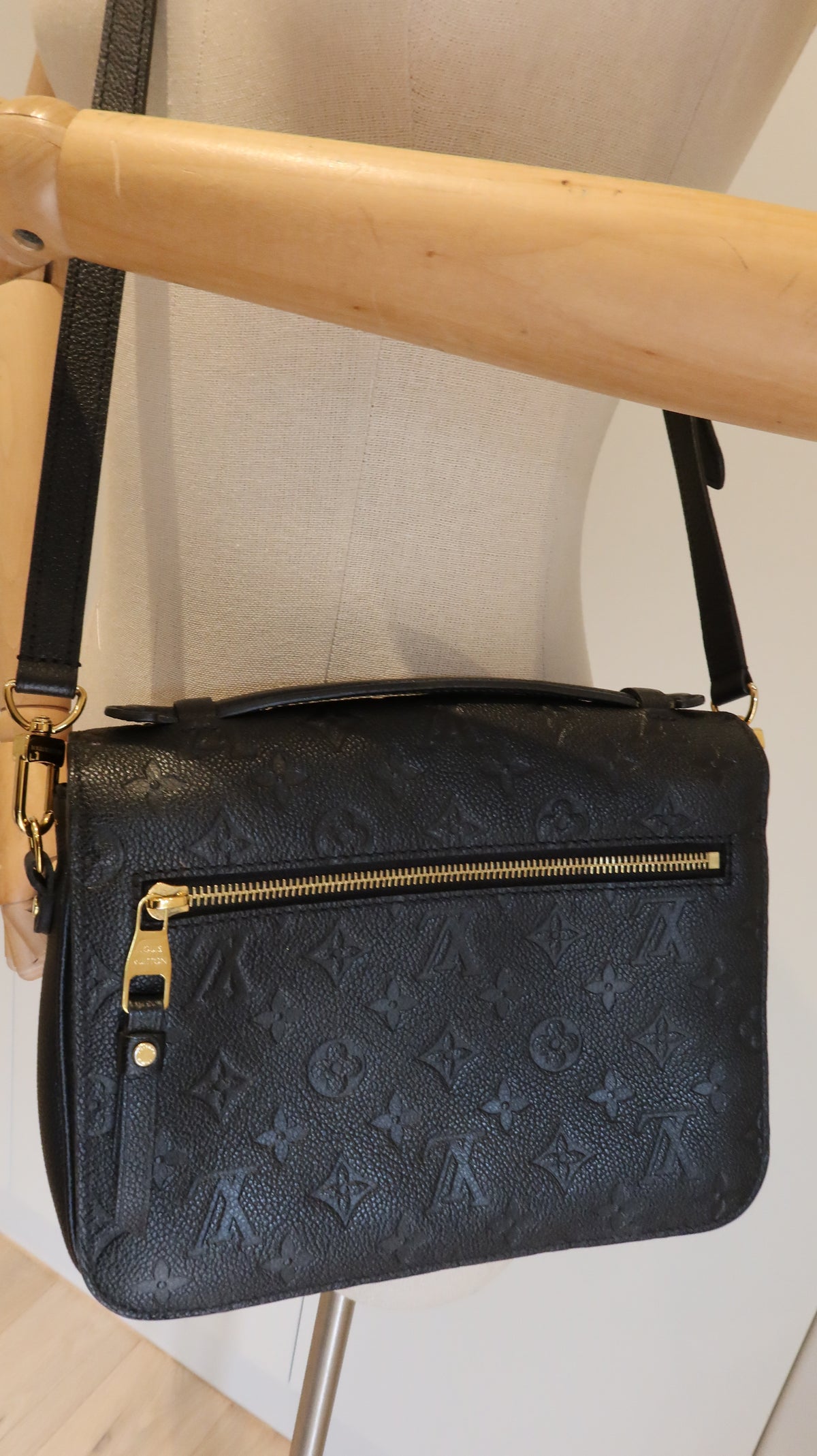Louis Vuitton Pochette Metis Bag