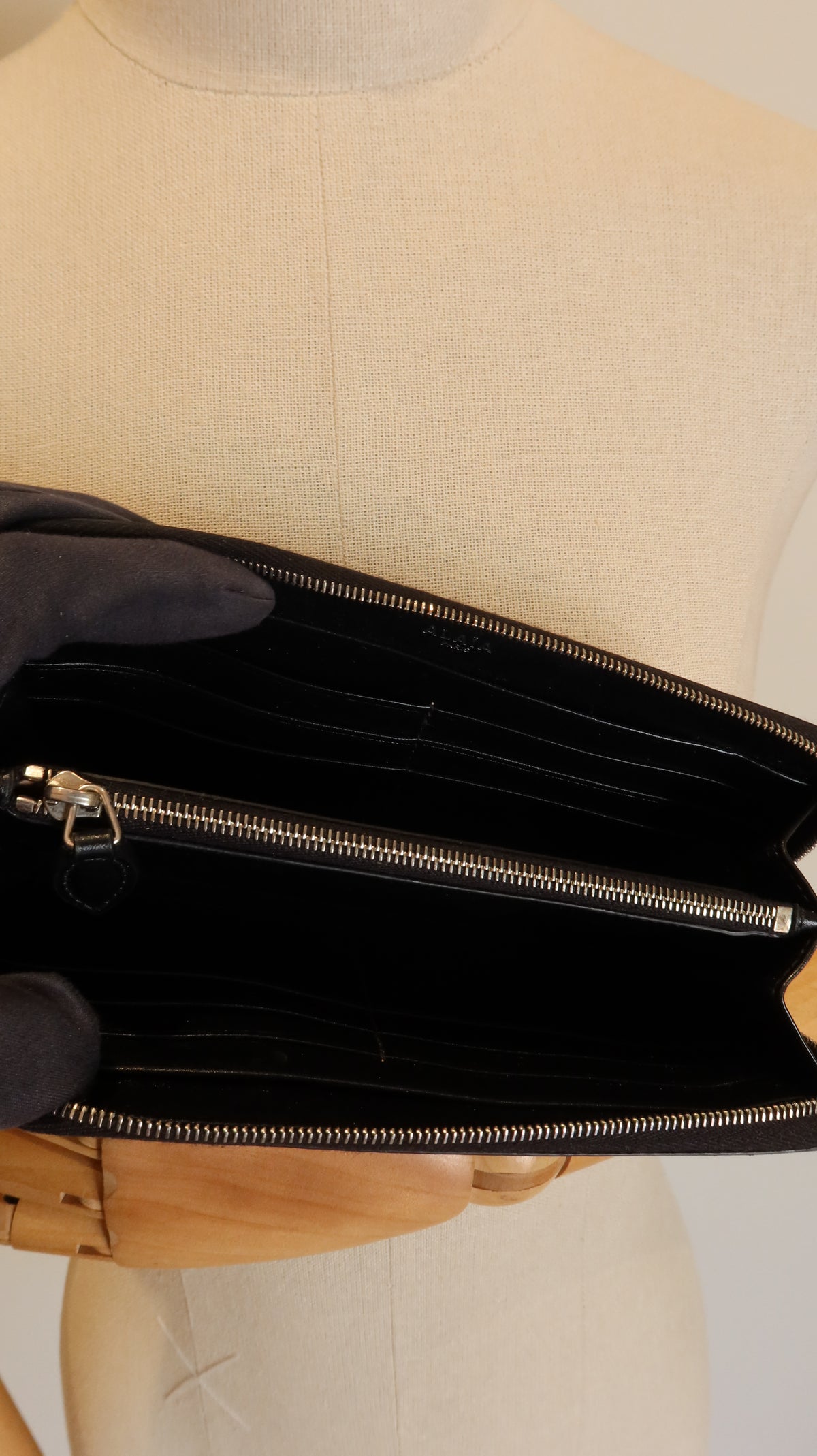 ALAÏA Zippy Wallet