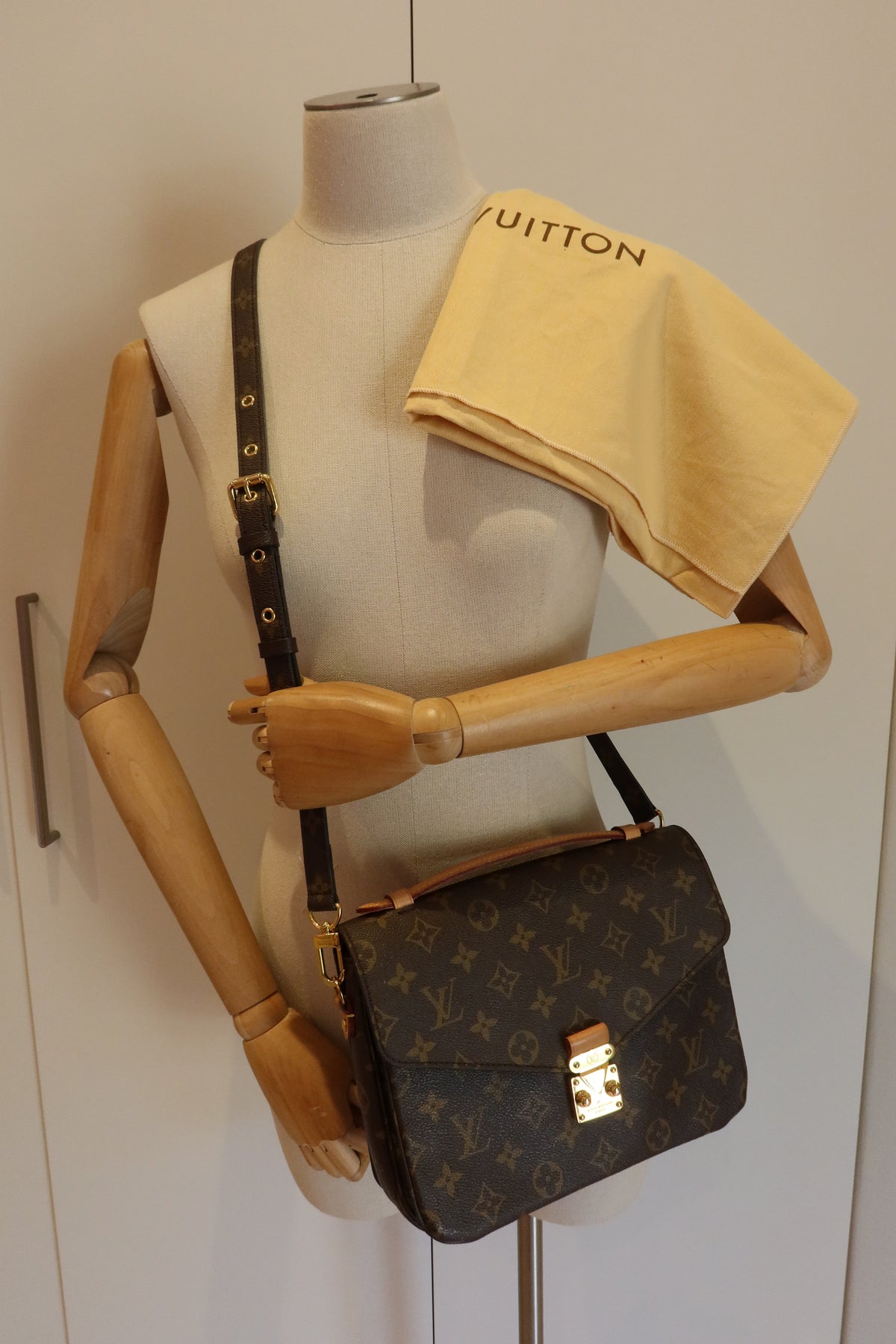 Louis Vuitton Pochette Metis Bag