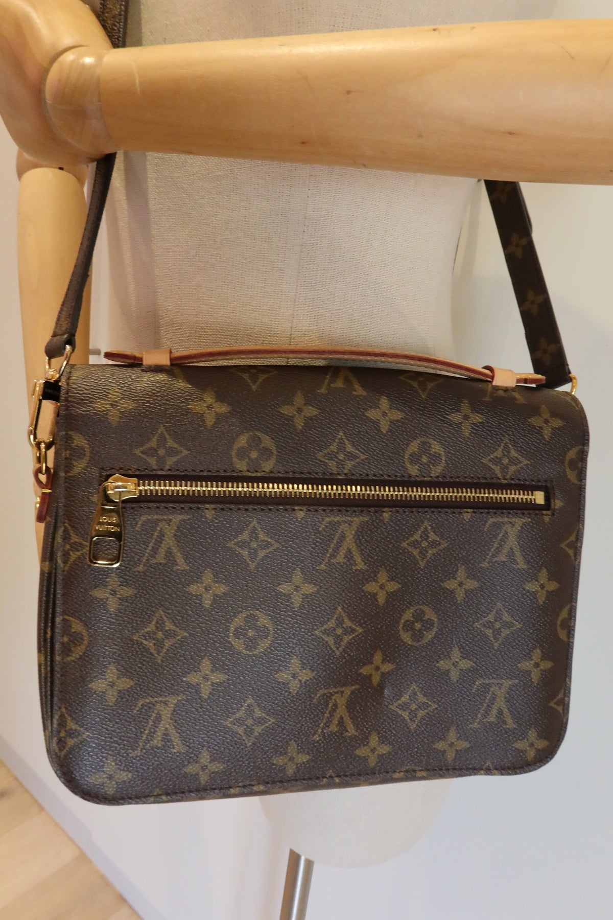 Louis Vuitton Pochette Metis Bag