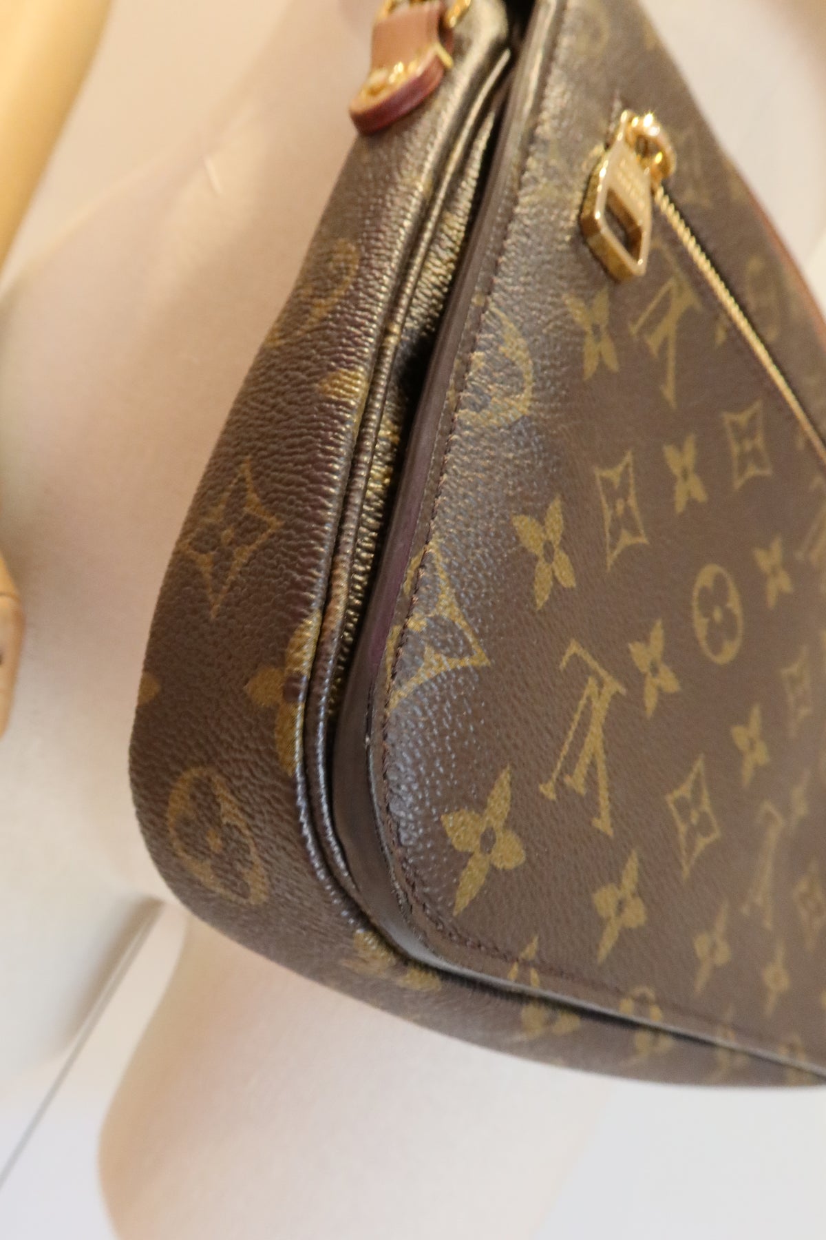 Louis Vuitton Pochette Metis Bag